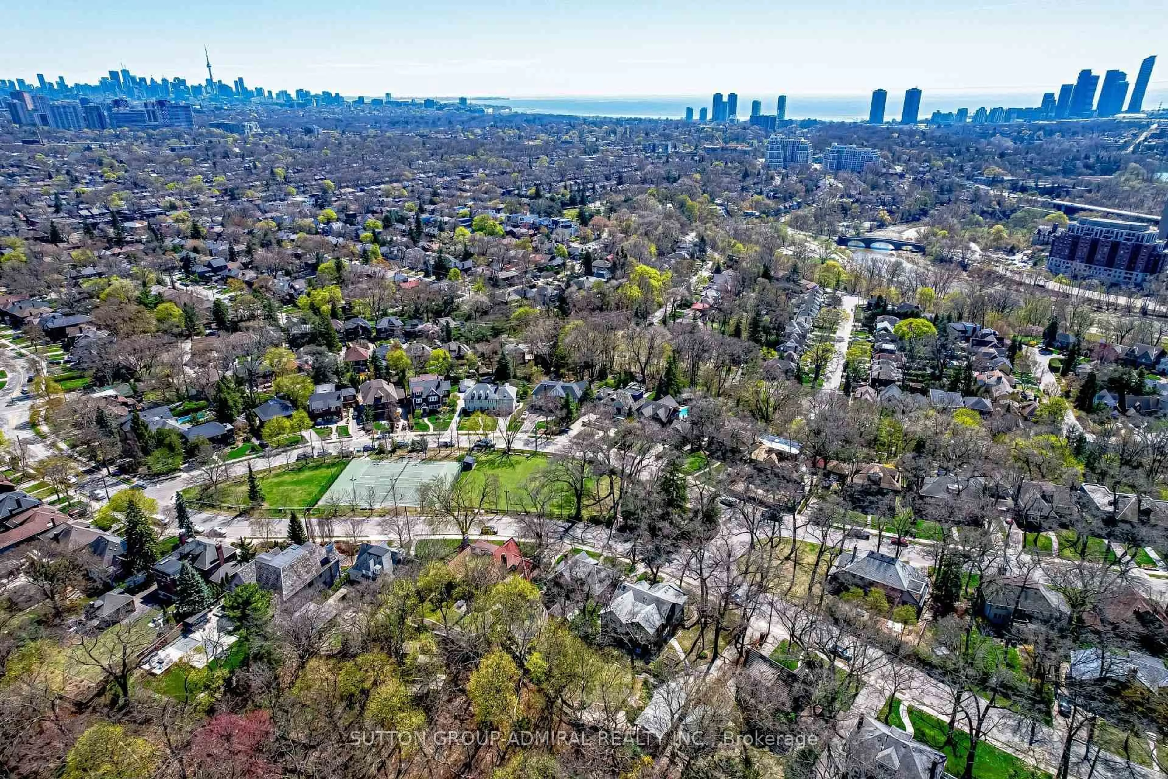 A pic from outside/outdoor area/front of a property/back of a property/a pic from drone, city buildings view from balcony for 72 Baby Point Rd, Toronto Ontario M6S 2G3