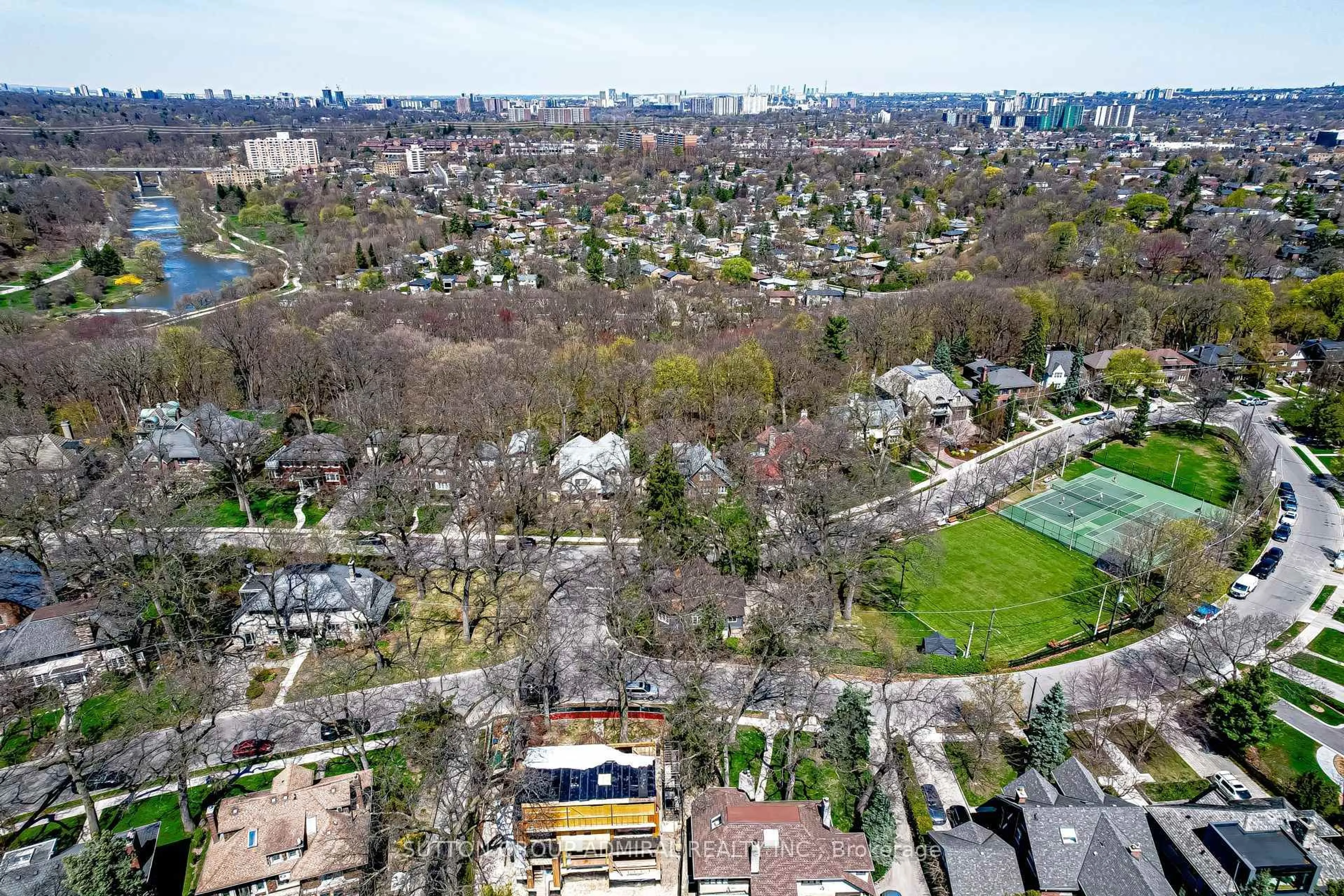 A pic from outside/outdoor area/front of a property/back of a property/a pic from drone, city buildings view from balcony for 72 Baby Point Rd, Toronto Ontario M6S 2G3
