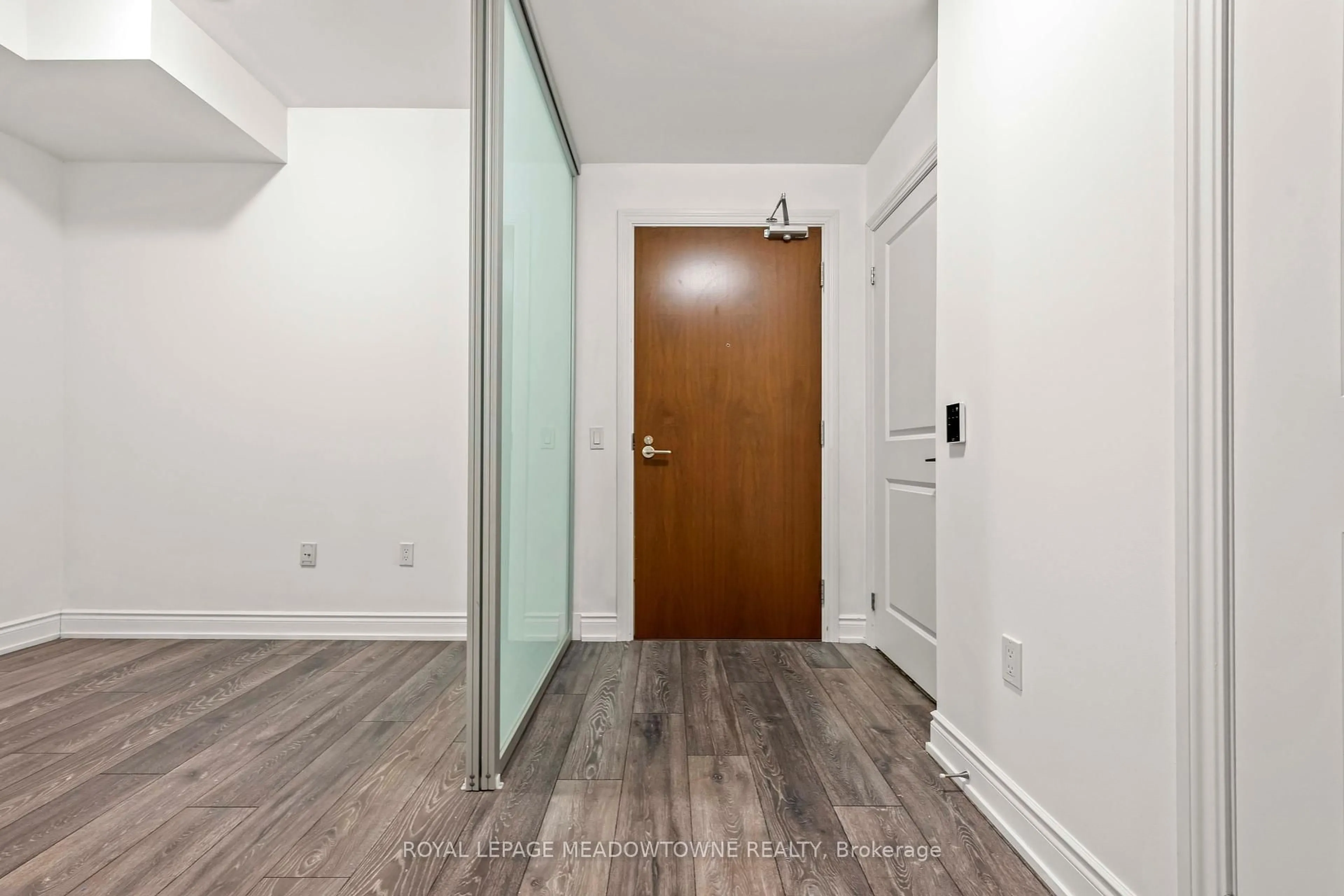Indoor entryway for 1050 Main St #809, Milton Ontario L9T 9M3