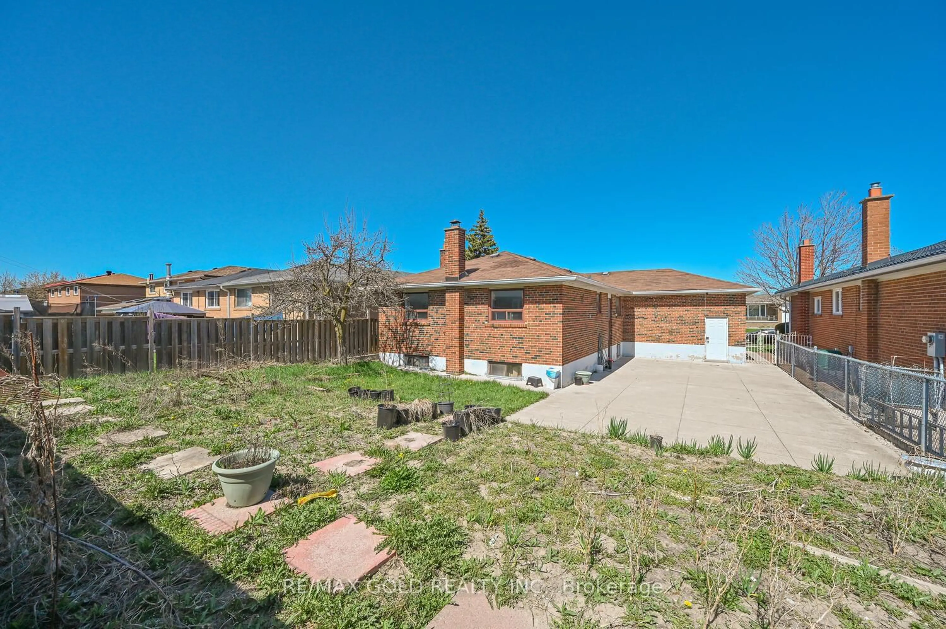A pic from outside/outdoor area/front of a property/back of a property/a pic from drone, street for 7558 Rockhill Rd, Mississauga Ontario L4T 2Z7