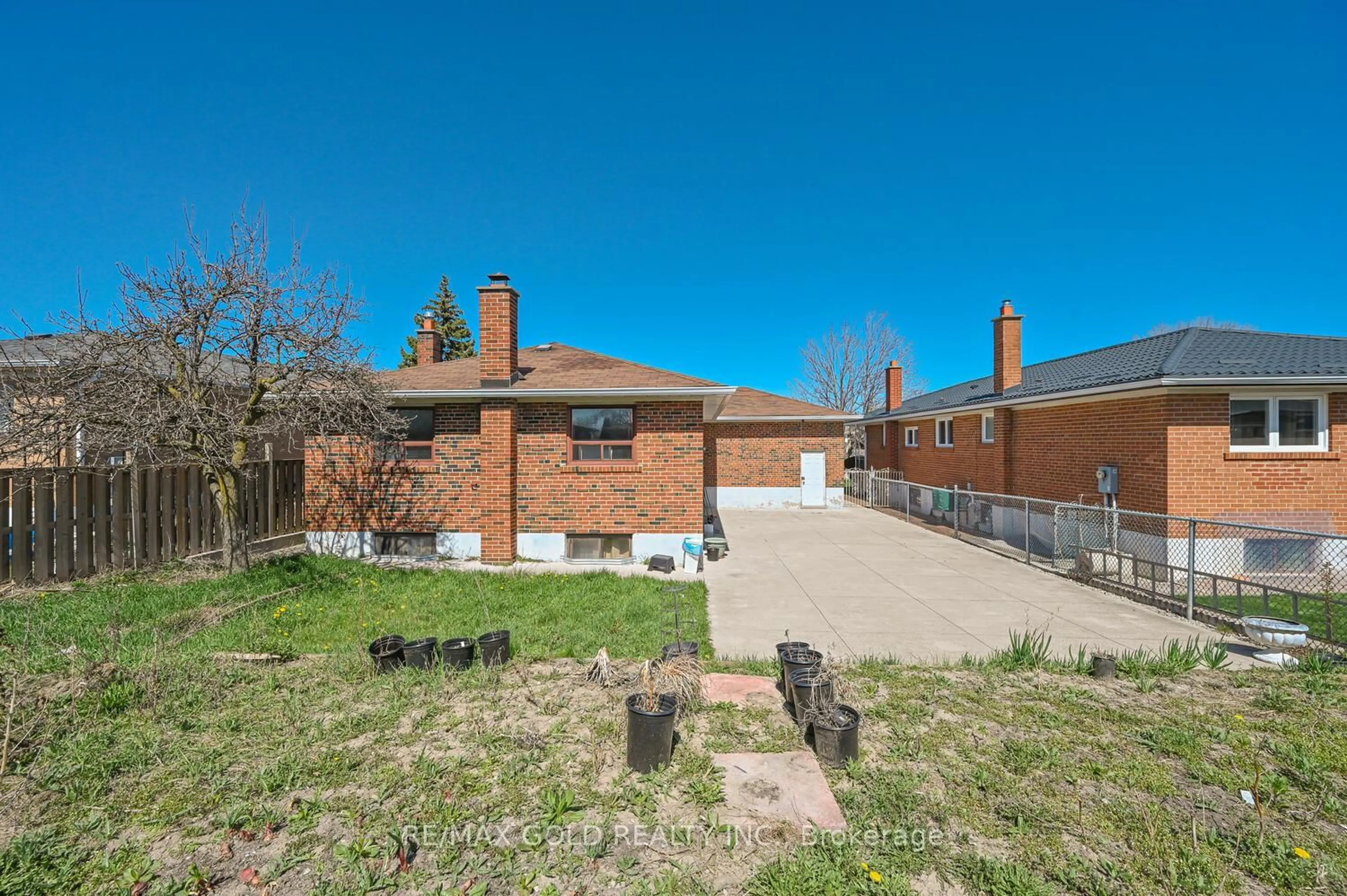 Patio, street for 7558 Rockhill Rd, Mississauga Ontario L4T 2Z7