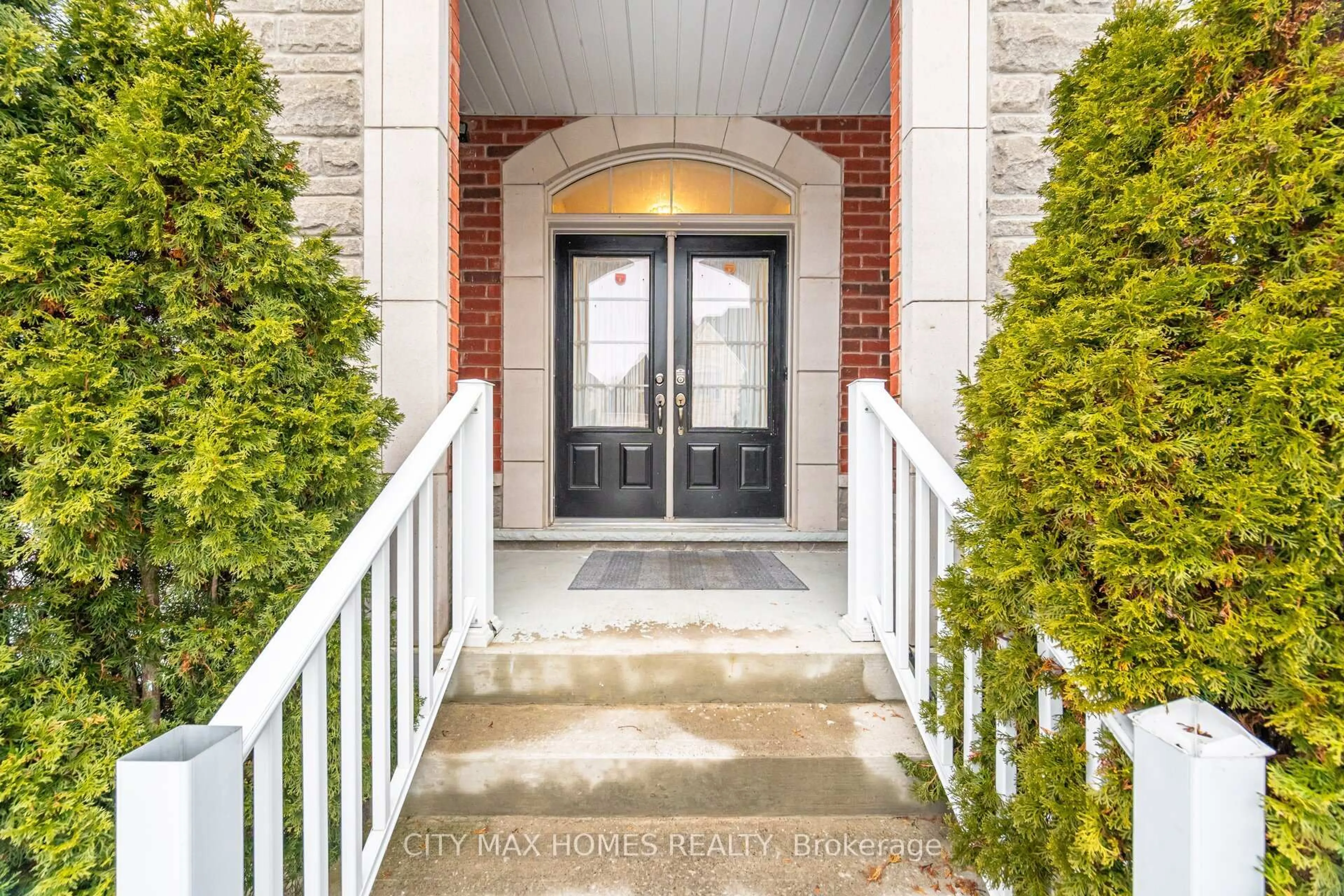 Indoor entryway for 57 Beacon Hill Dr, Brampton Ontario L6X 0V7