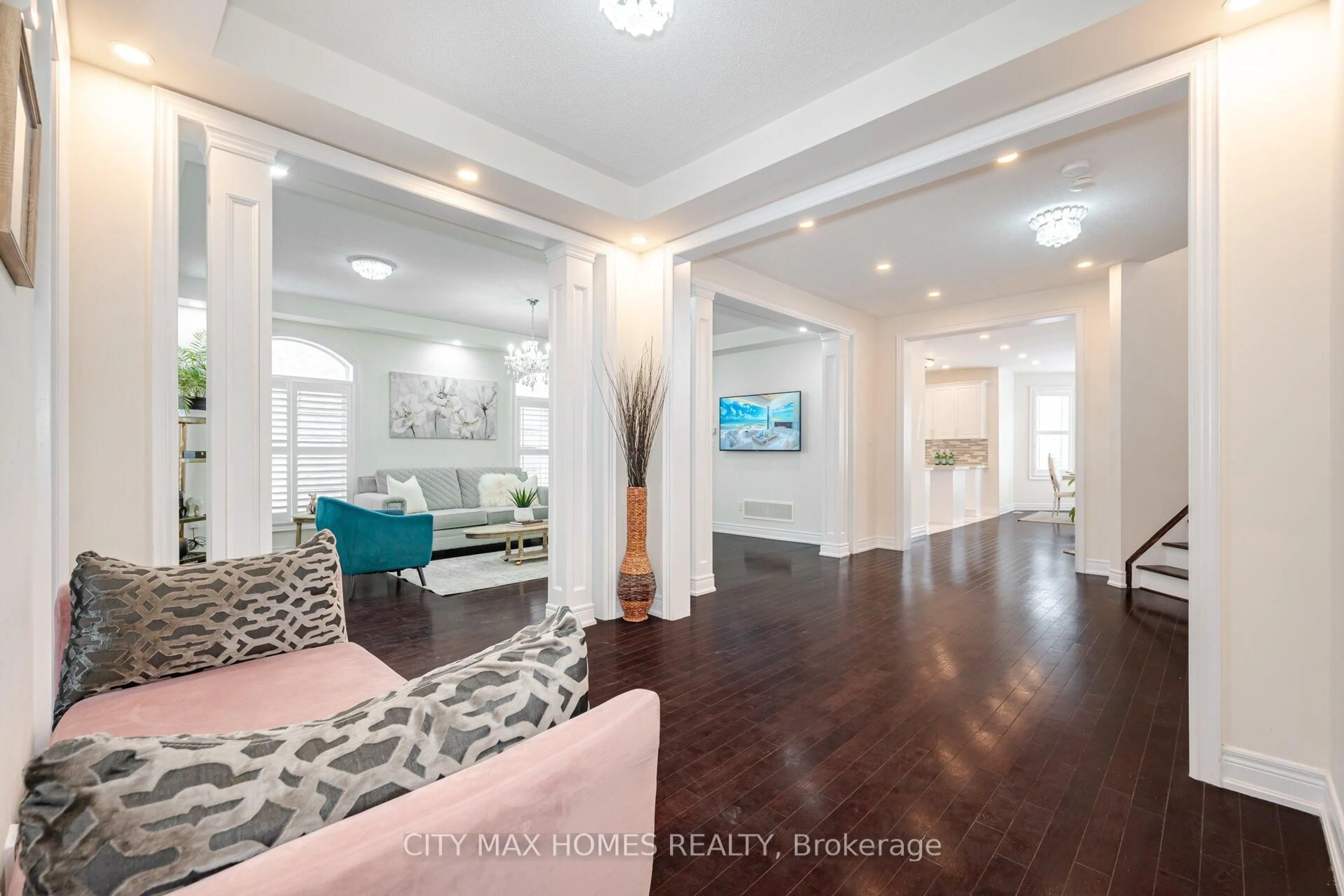Indoor entryway for 57 Beacon Hill Dr, Brampton Ontario L6X 0V7