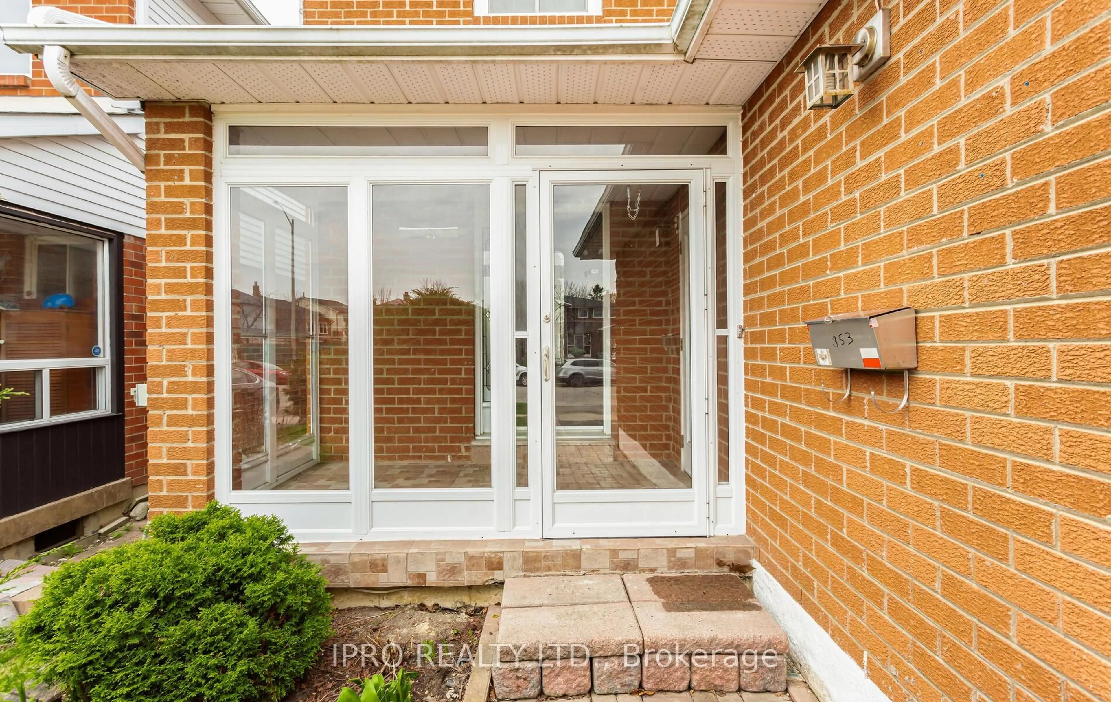 Indoor entryway for 353 Rutherford Rd, Brampton Ontario L6V 3V9