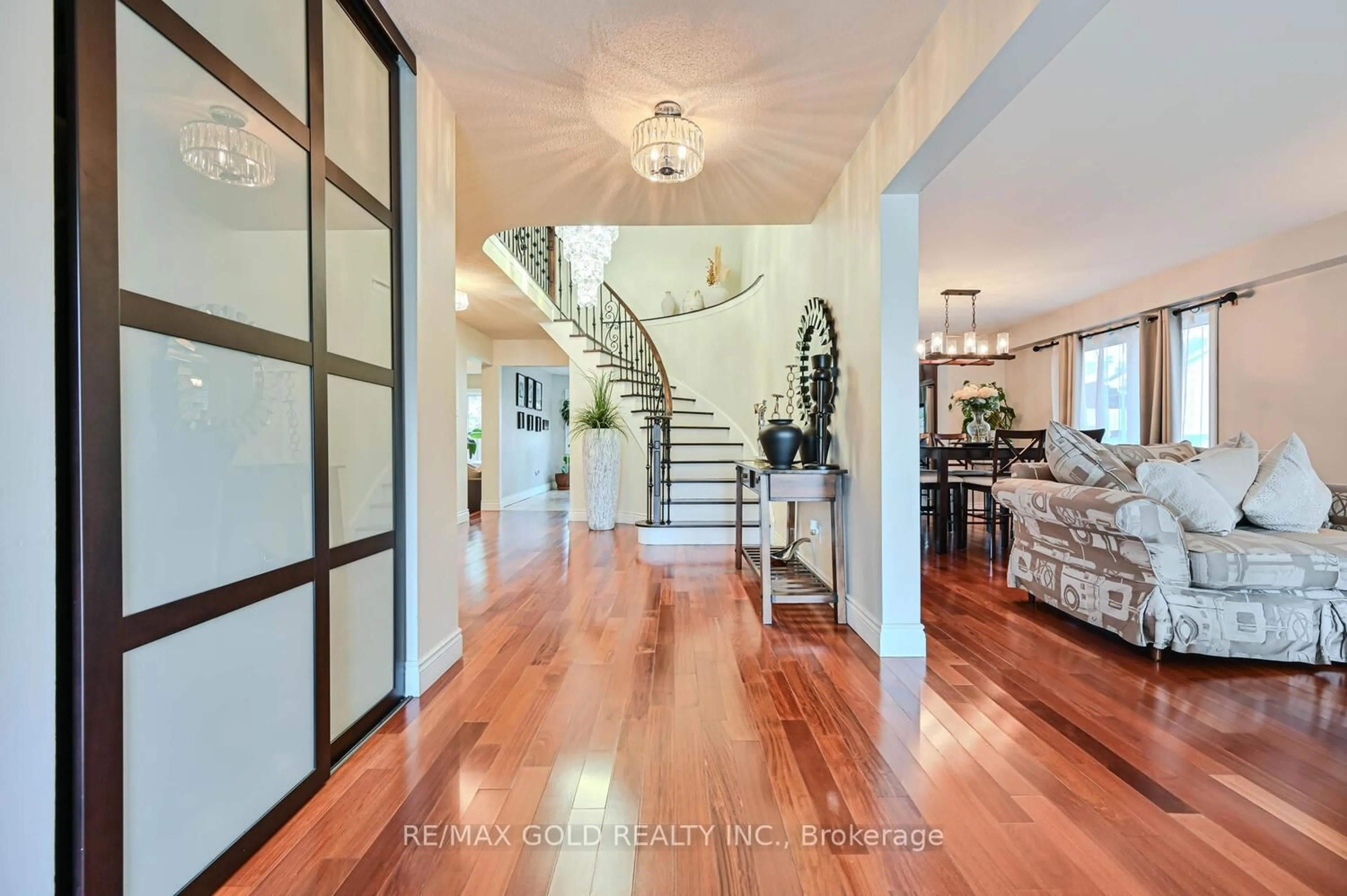 Indoor foyer for 22 Strangway Crt, Brampton Ontario L6Z 4L4
