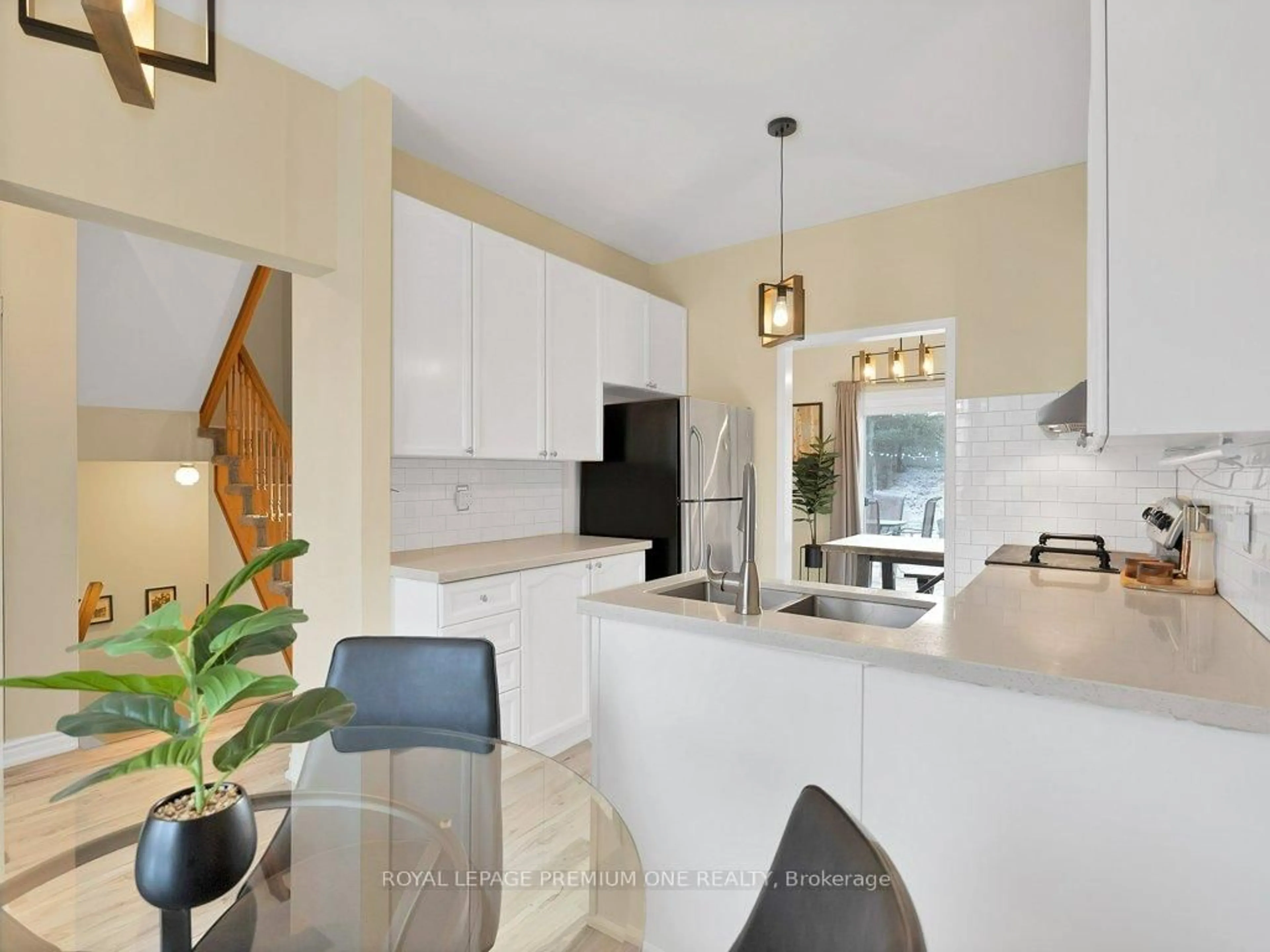 Open concept kitchen, ceramic/tile floor for 62 Twin Willow Cres, Brampton Ontario L7A 1K2