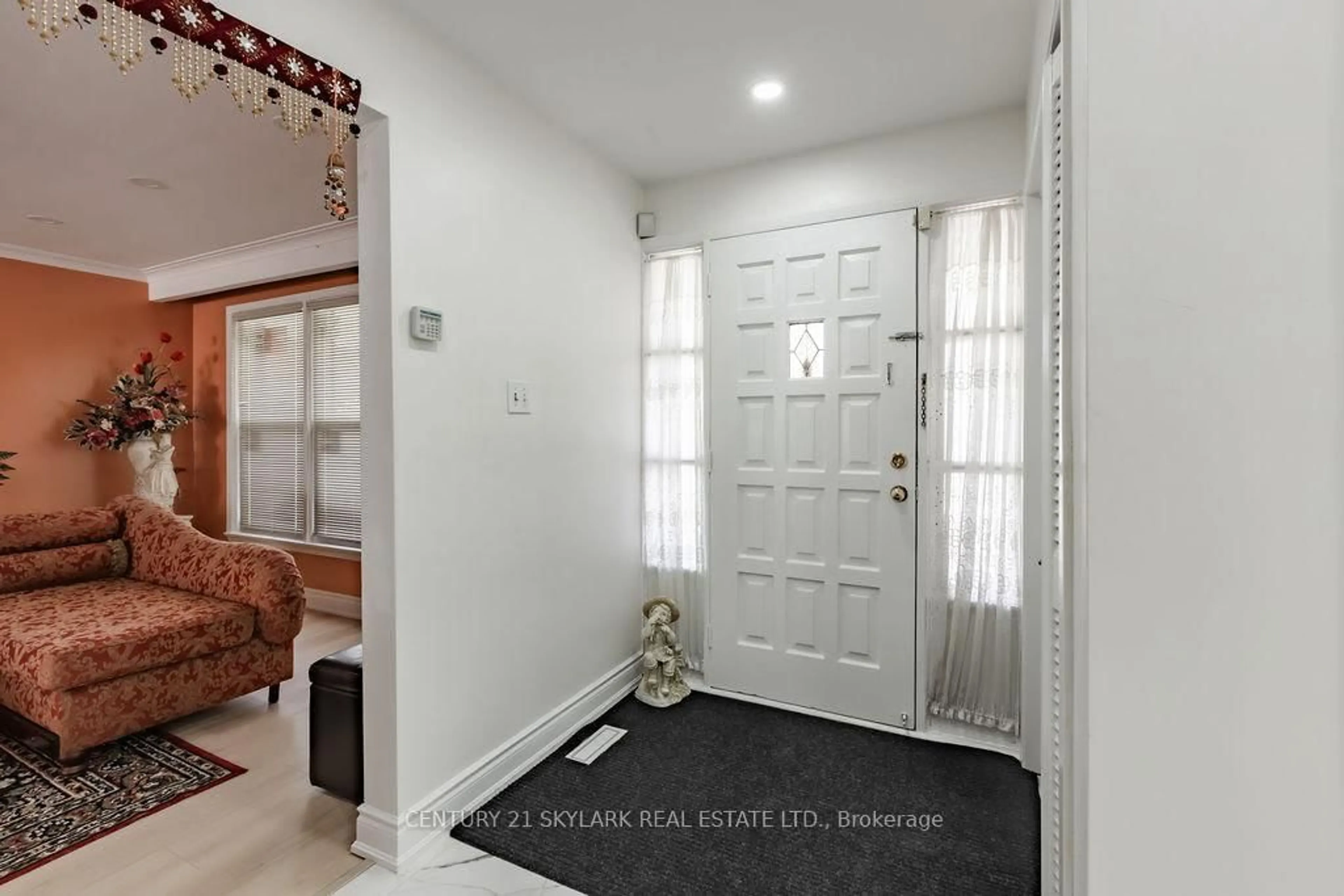 Indoor entryway for 174 Silverstone Dr, Toronto Ontario M9V 3G9