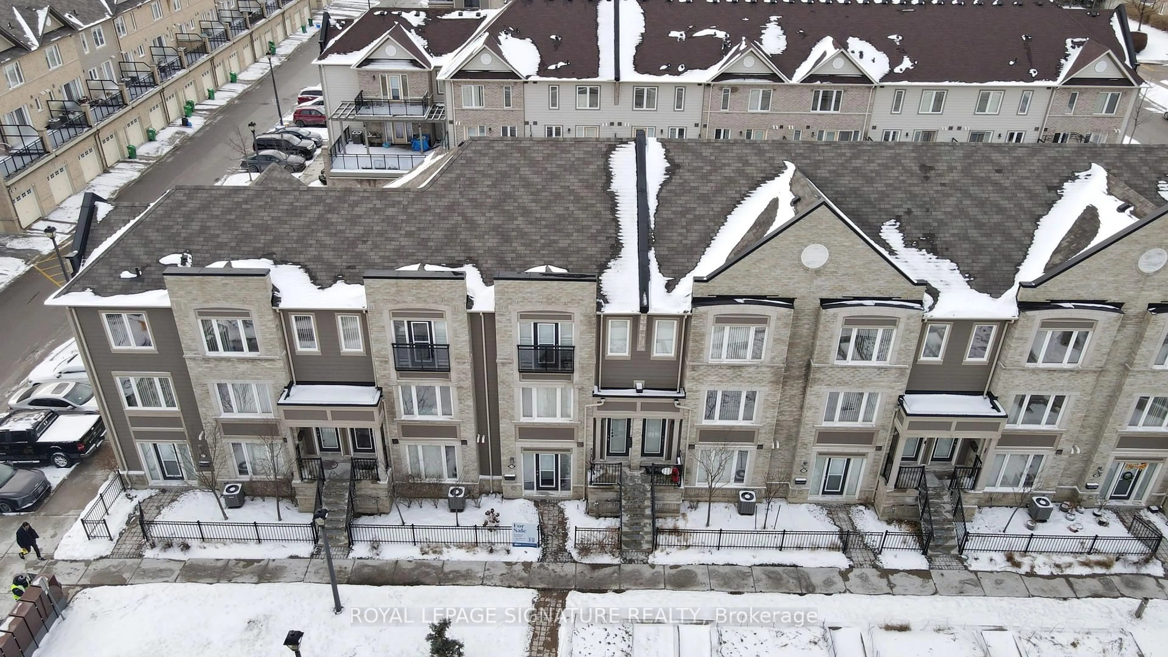 A pic from outside/outdoor area/front of a property/back of a property/a pic from drone, city buildings view from balcony for 2891 Rio Crt #51, Mississauga Ontario L5M 0S3
