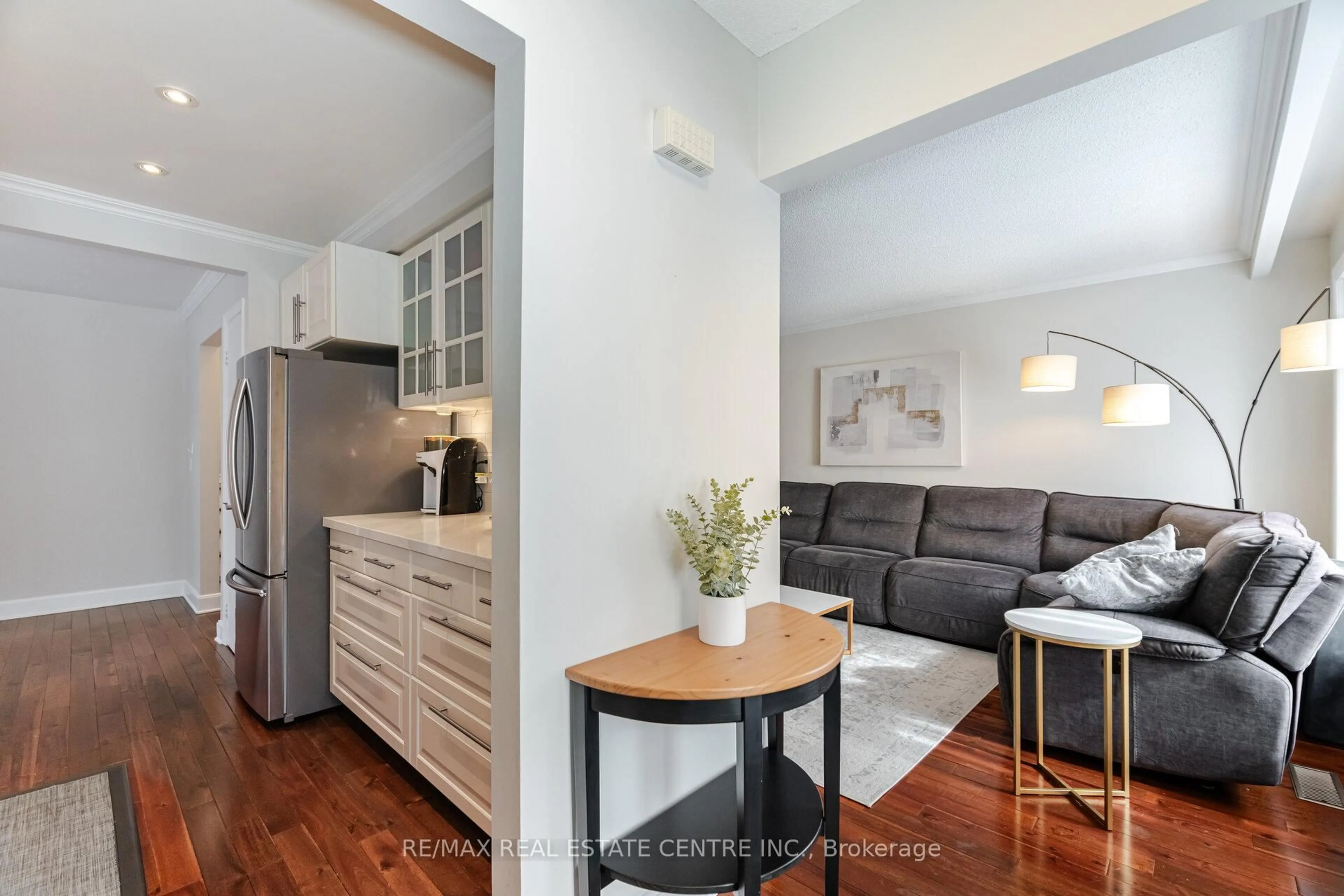 Open concept kitchen, wood/laminate floor for 55 Mallard Cres, Brampton Ontario L6S 2T7