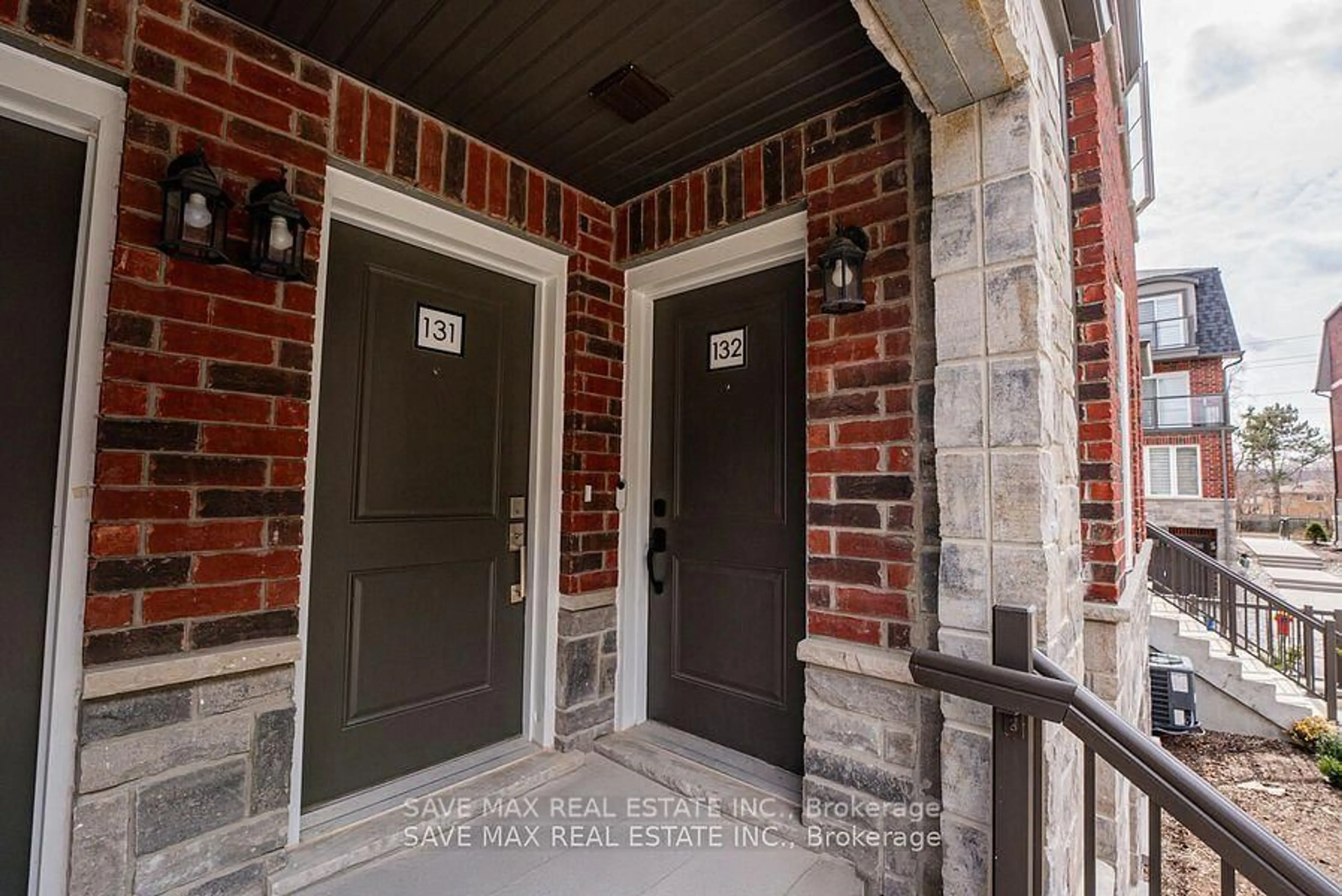 Indoor entryway for 445 Ontario St #132, Milton Ontario L9T 9K5