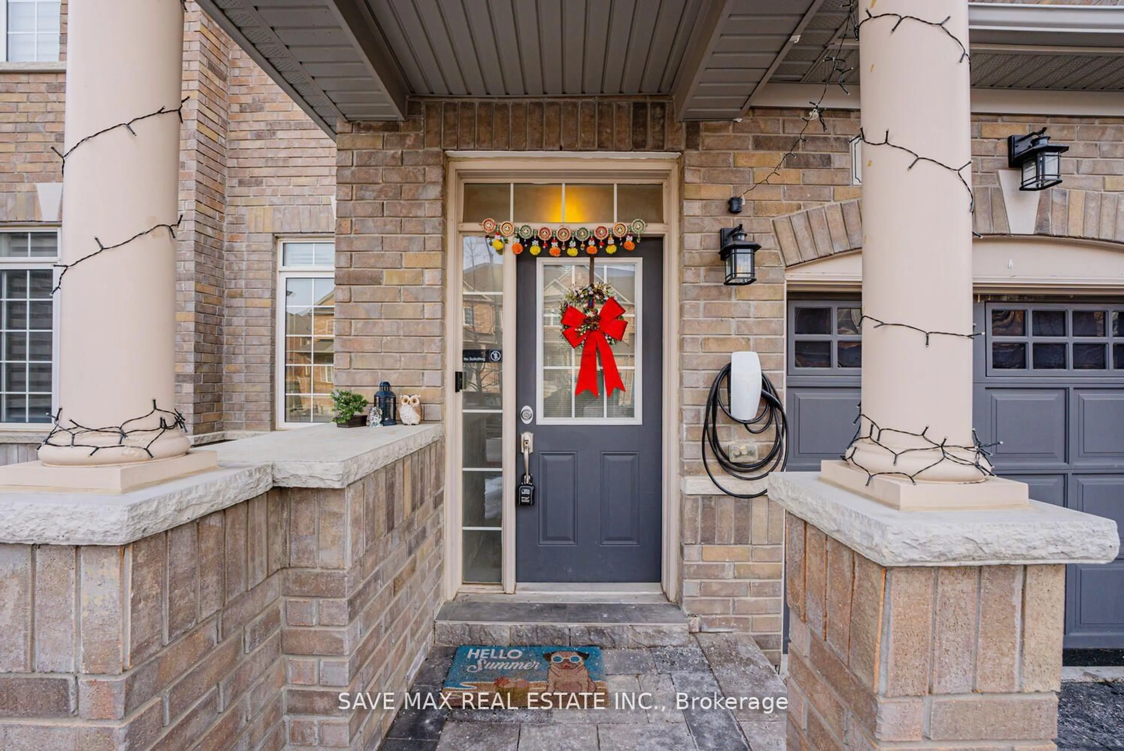 Indoor entryway for 32 Yellow Sorrel Rd, Brampton Ontario L6R 0B6