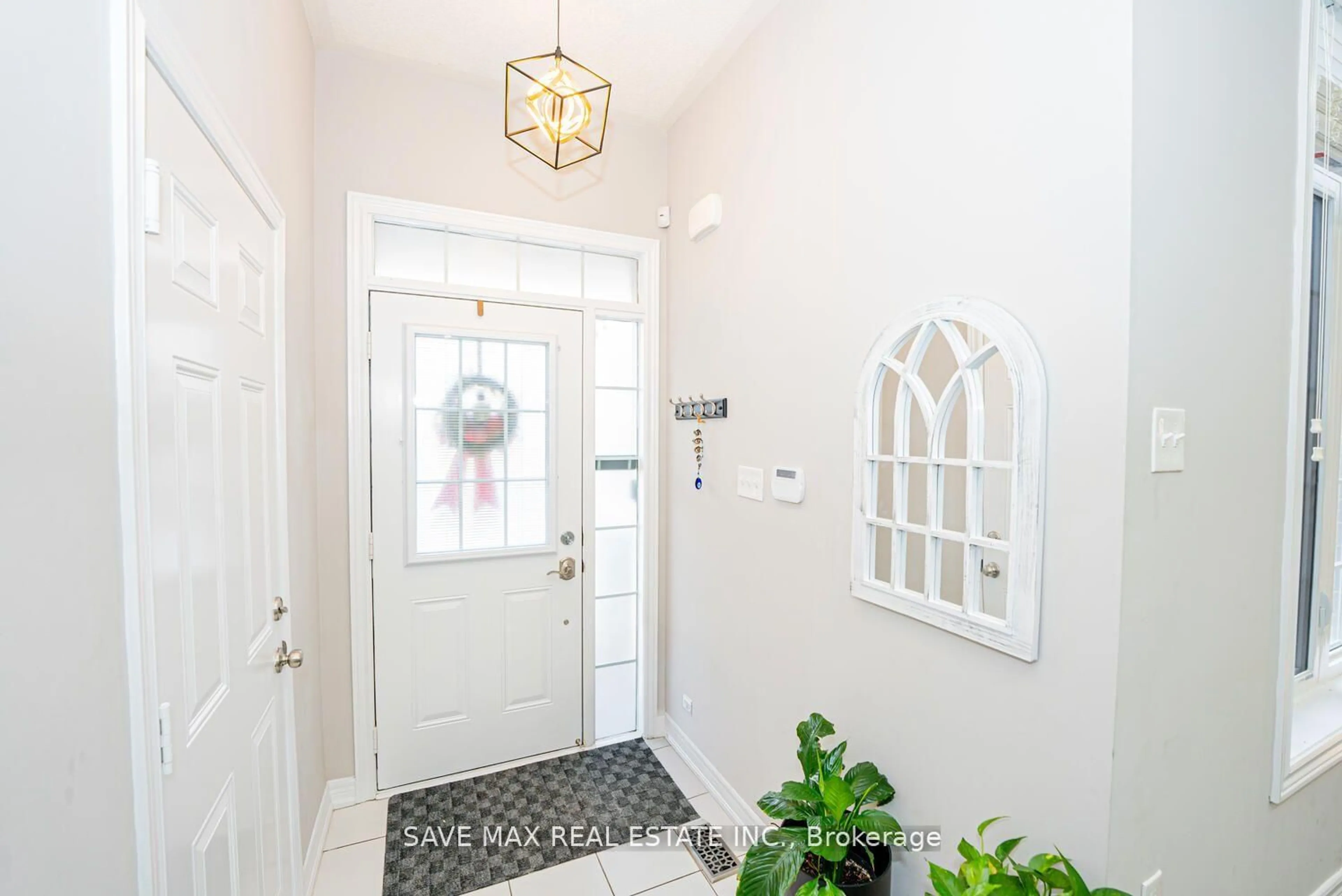 Indoor entryway for 32 Yellow Sorrel Rd, Brampton Ontario L6R 0B6