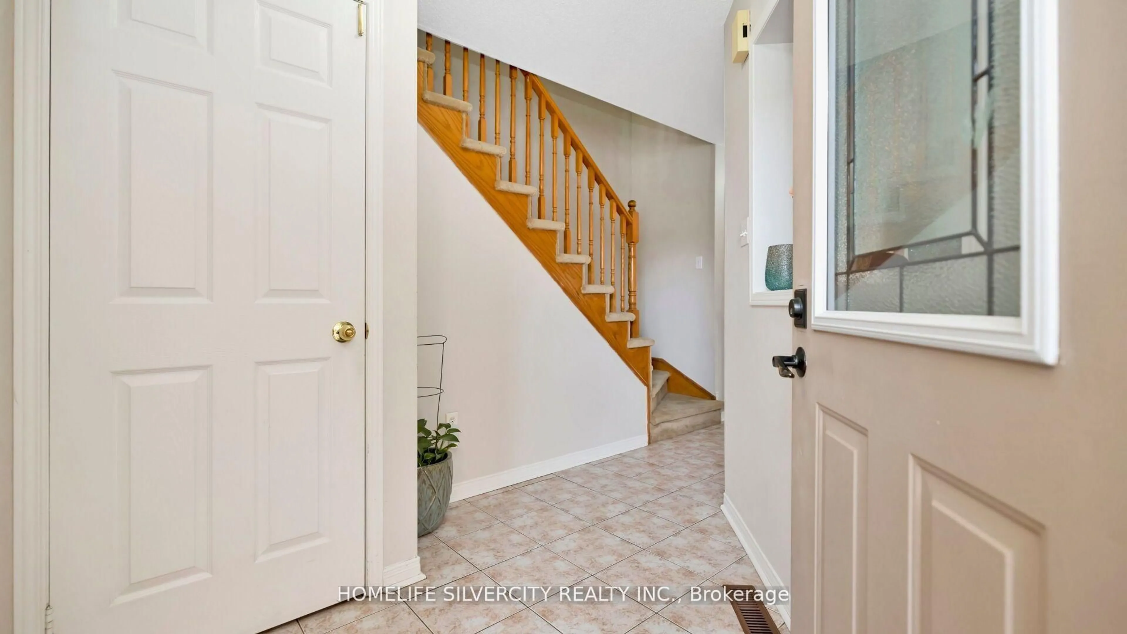Indoor entryway for 70 Tumbleweed Tr, Brampton Ontario L6Y 4Z9