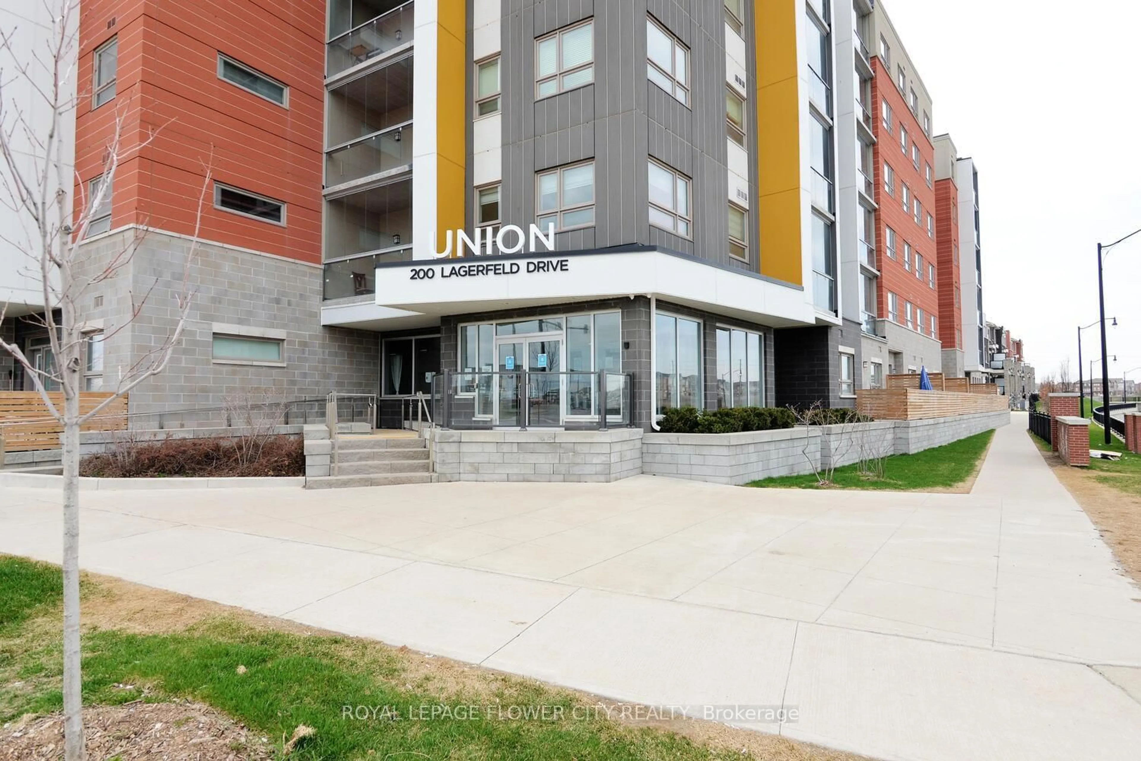 Indoor foyer for 200 Lagerfeld Dr #307, Brampton Ontario L7A 5G5