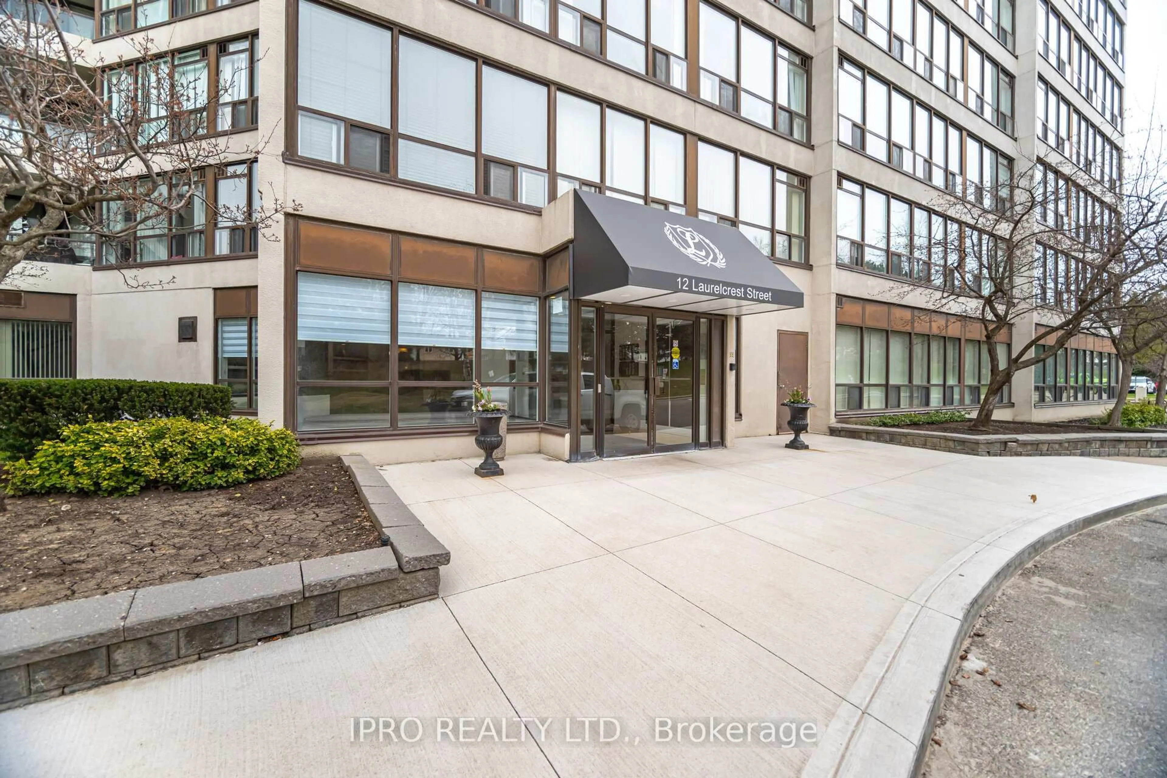 Indoor foyer for 12 Laurelcrest St #302, Brampton Ontario L6S 5Y4