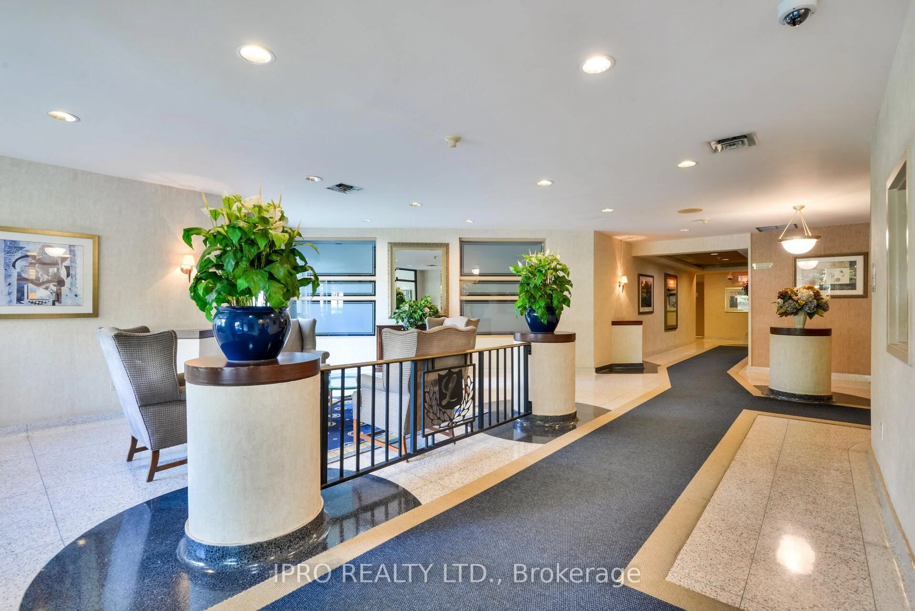 Indoor foyer for 12 Laurelcrest St #302, Brampton Ontario L6S 5Y4
