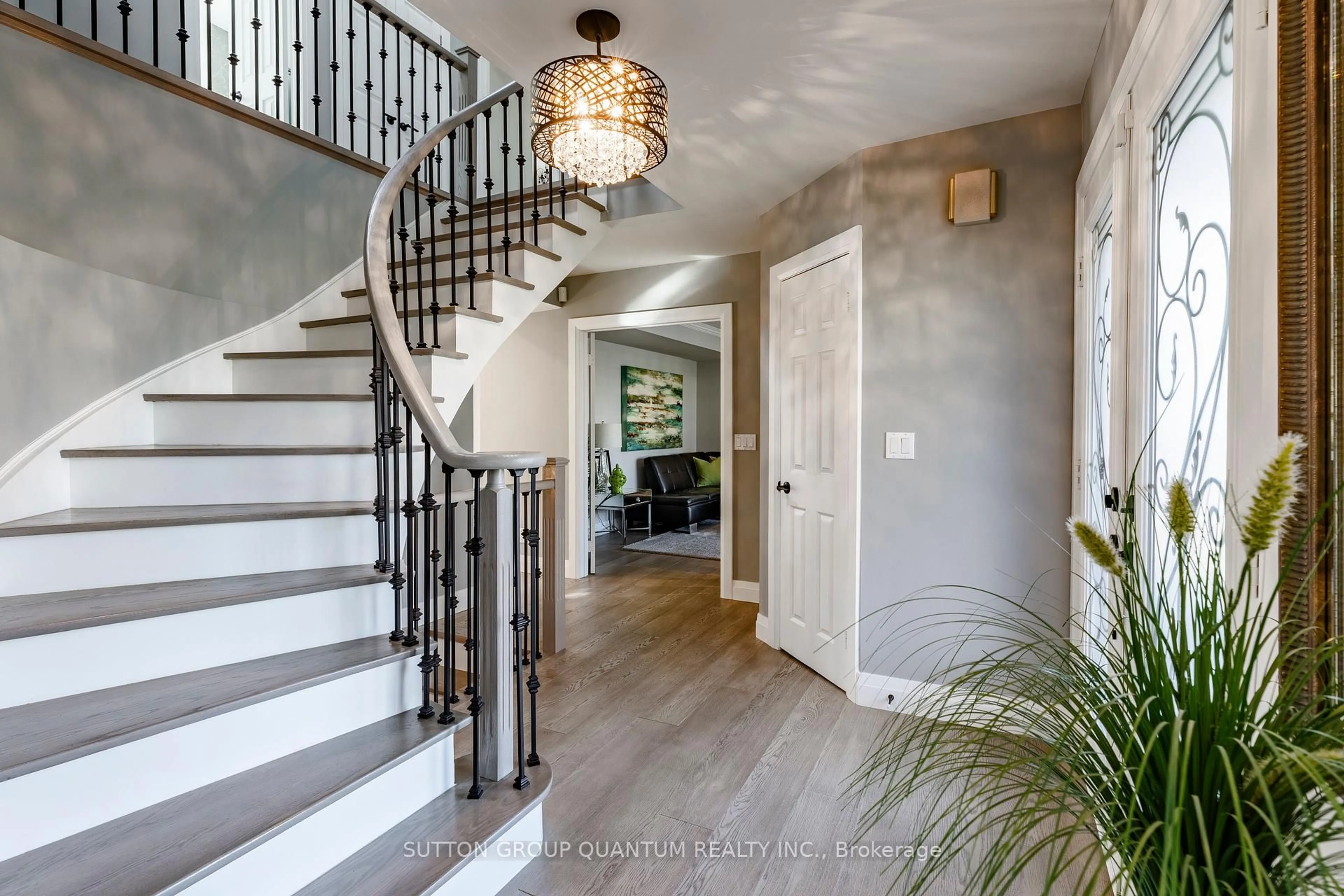 Indoor entryway for 1486 Myron Dr, Mississauga Ontario L5E 2N6
