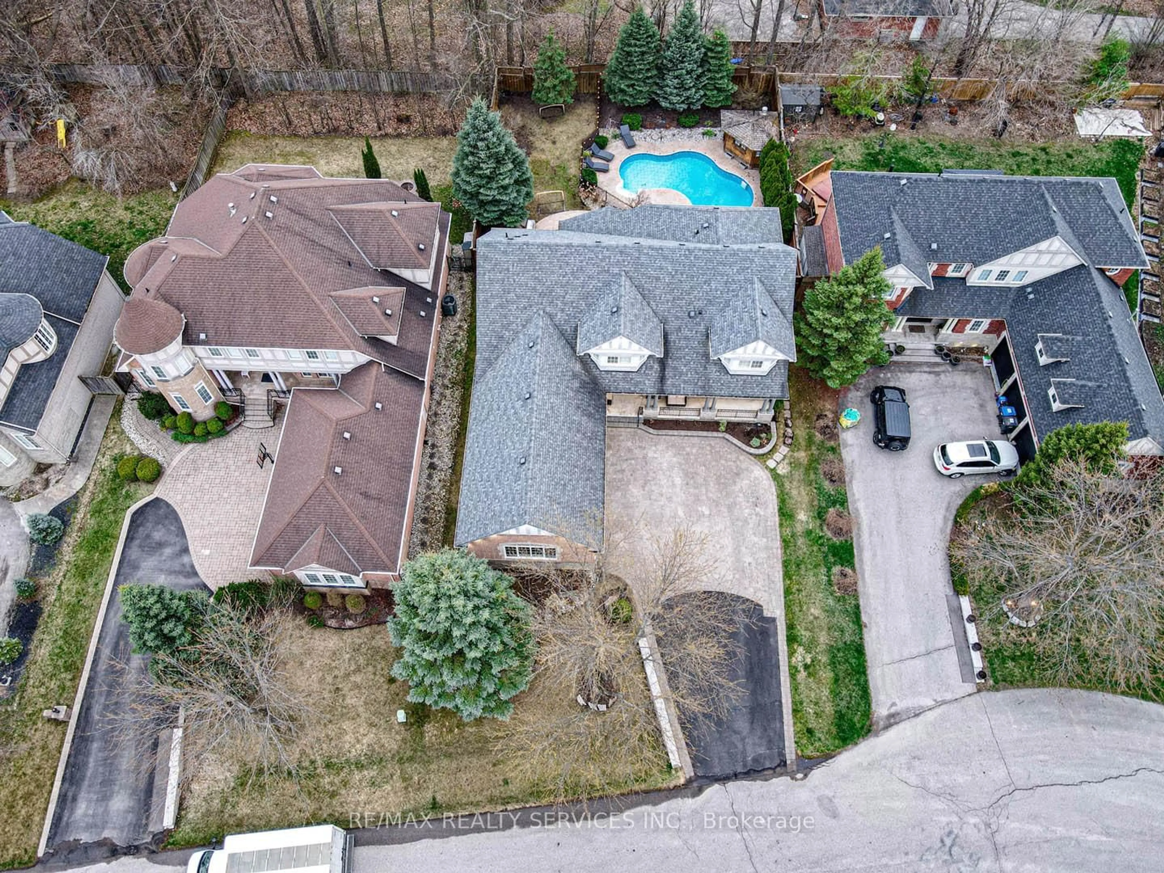 A pic from outside/outdoor area/front of a property/back of a property/a pic from drone, street for 63 Links Lane, Brampton Ontario L6Y 5H2