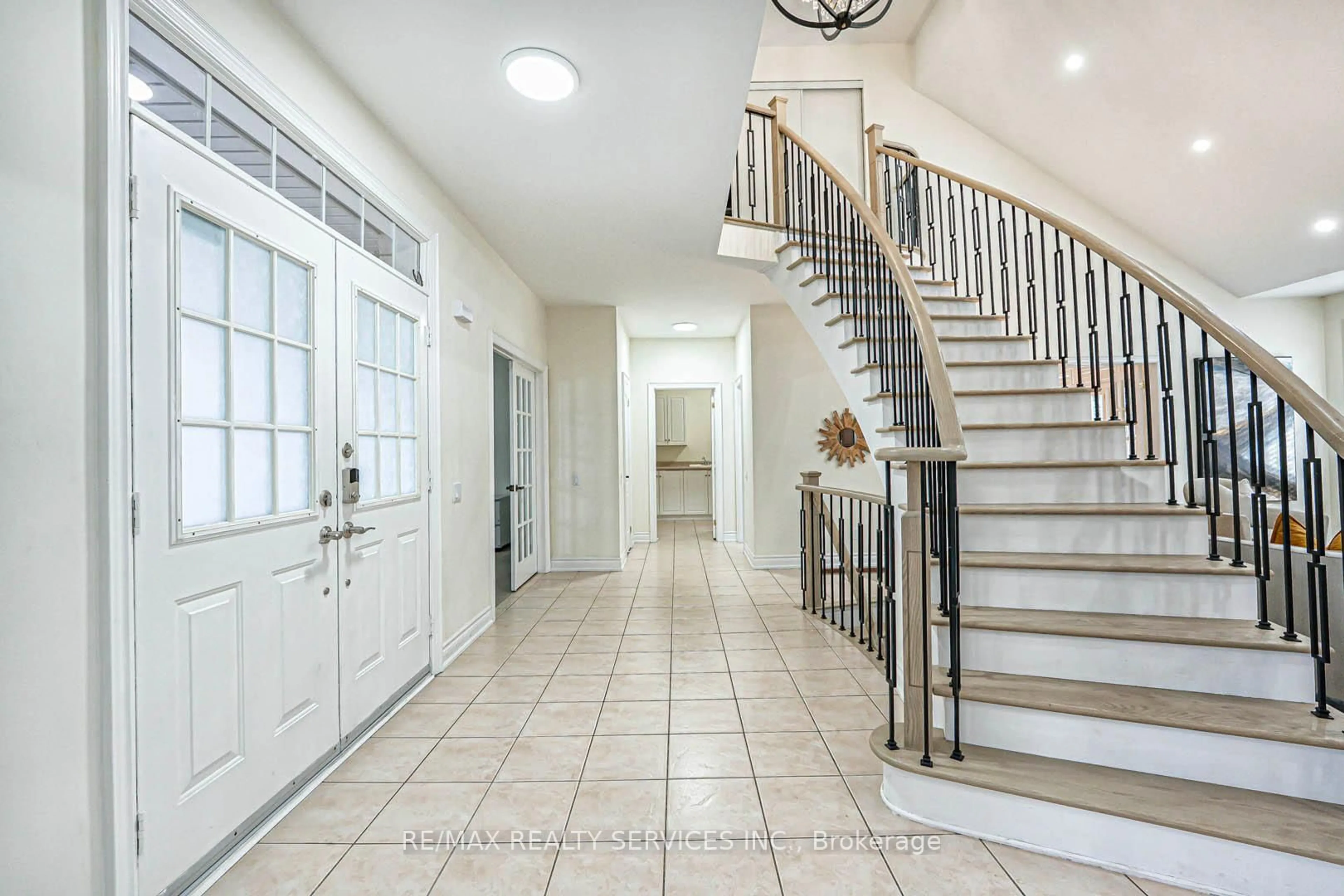 Indoor entryway for 63 Links Lane, Brampton Ontario L6Y 5H2