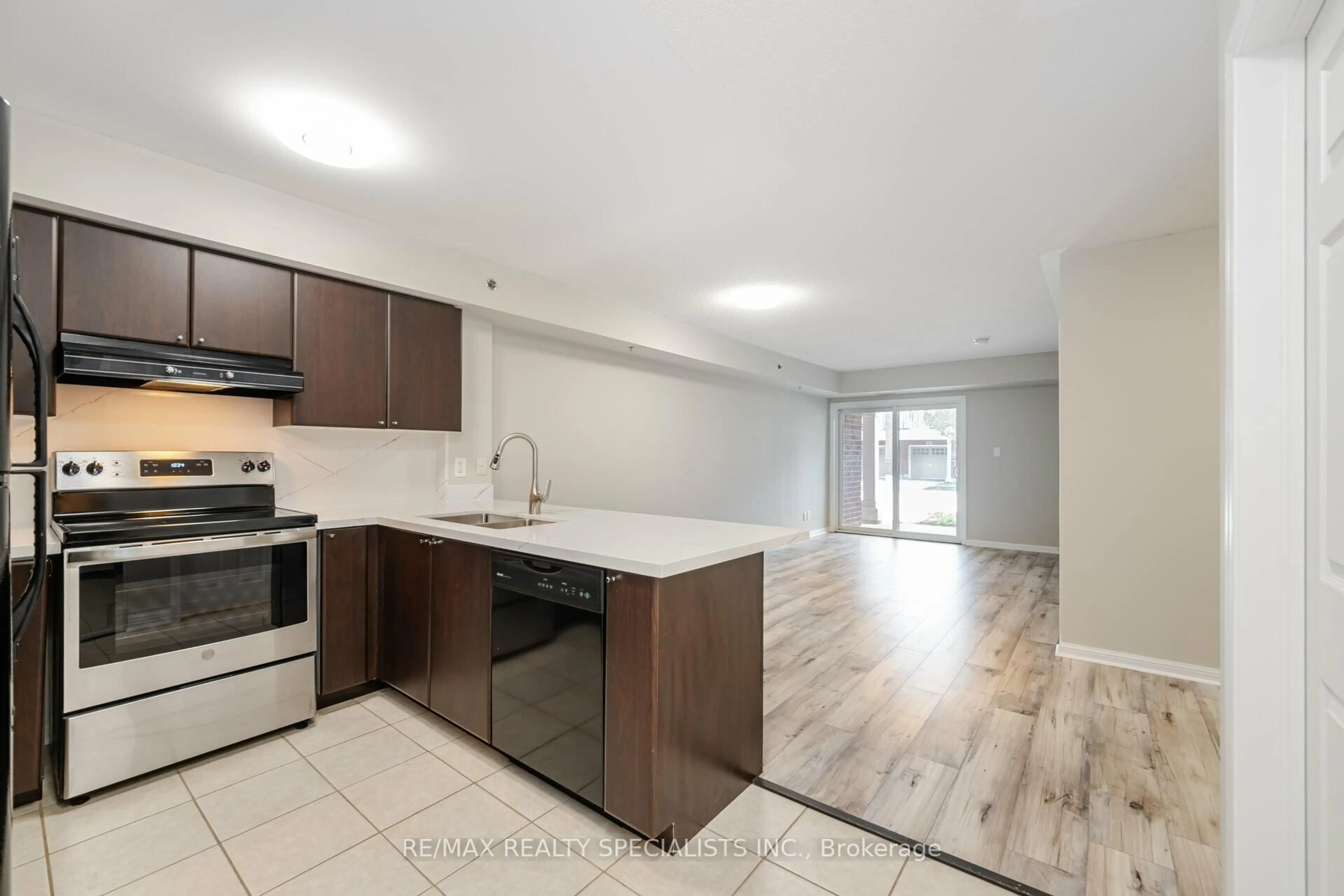 Standard kitchen, unknown for 3070 Rotary Way #105, Burlington Ontario L7M 0H1