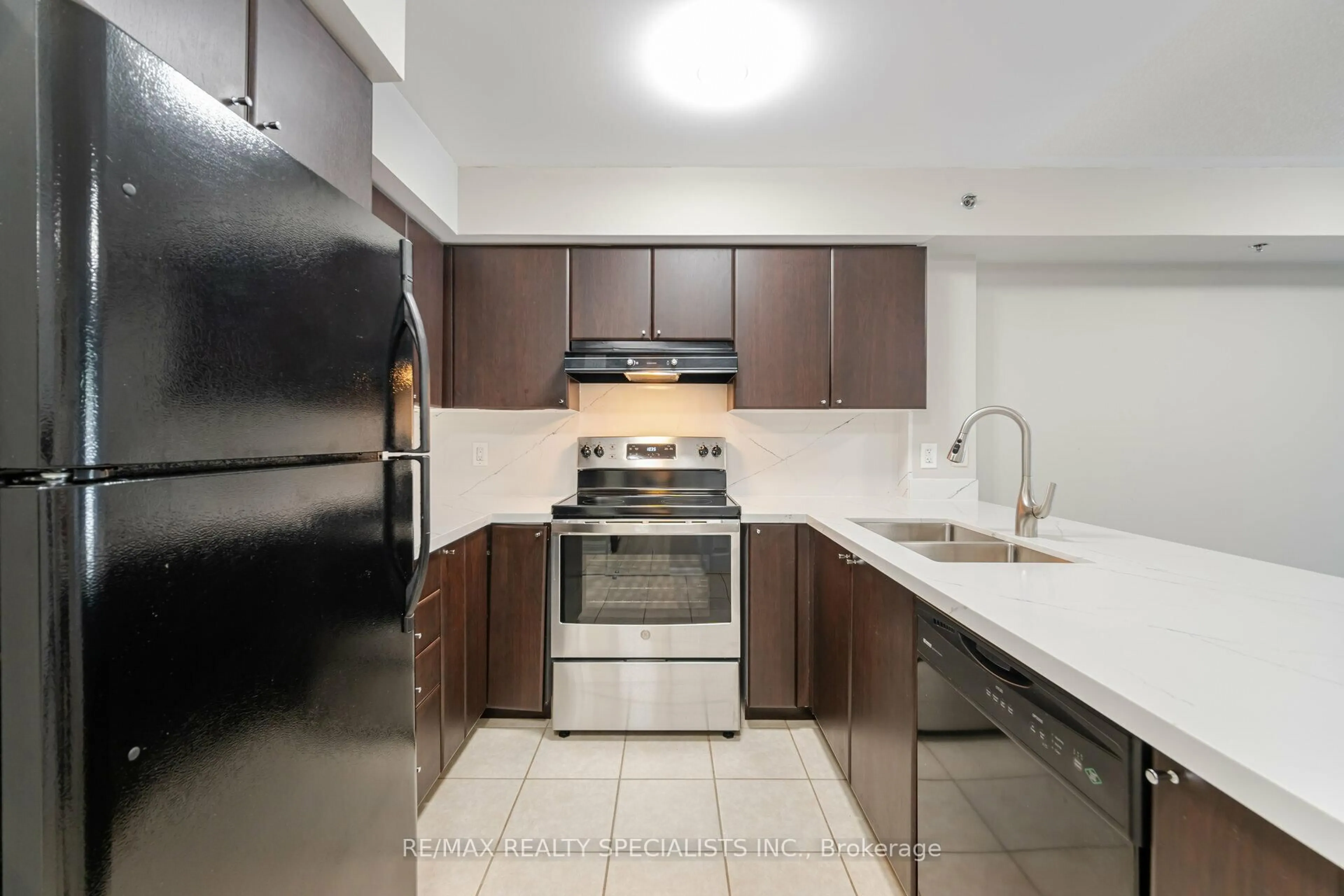 Standard kitchen, ceramic/tile floor for 3070 Rotary Way #105, Burlington Ontario L7M 0H1