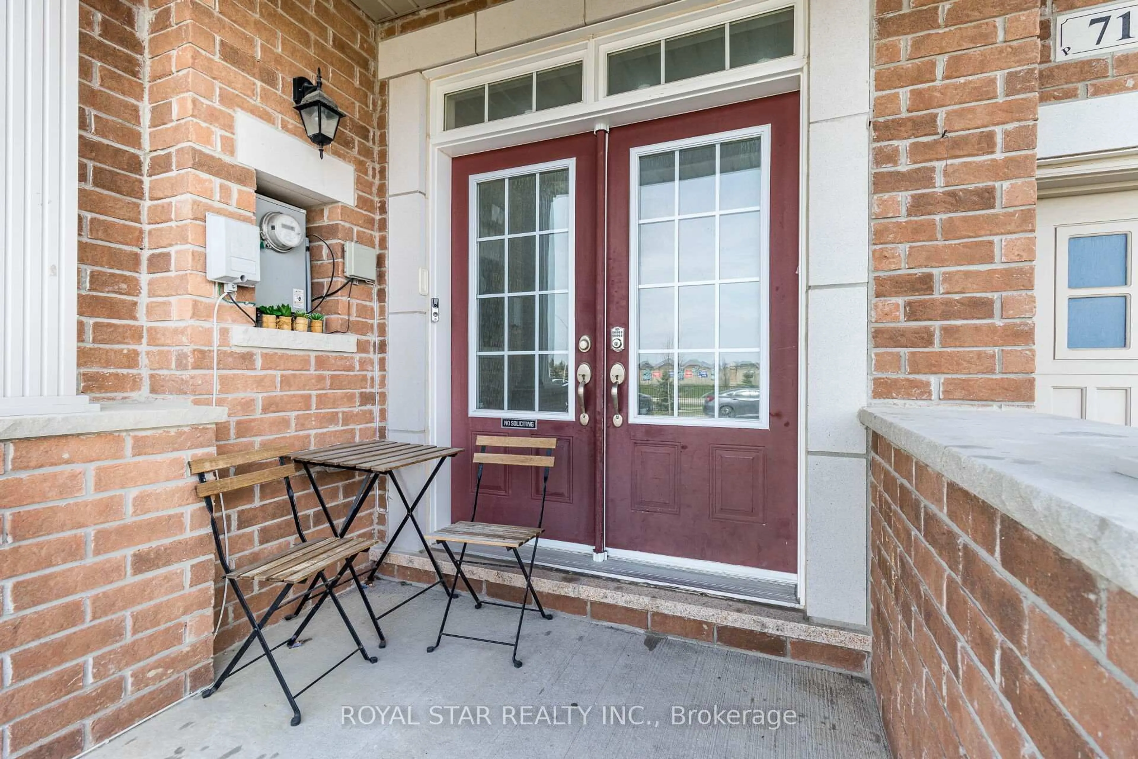Indoor entryway for 71 Relton Circ, Brampton Ontario L6P 4A7