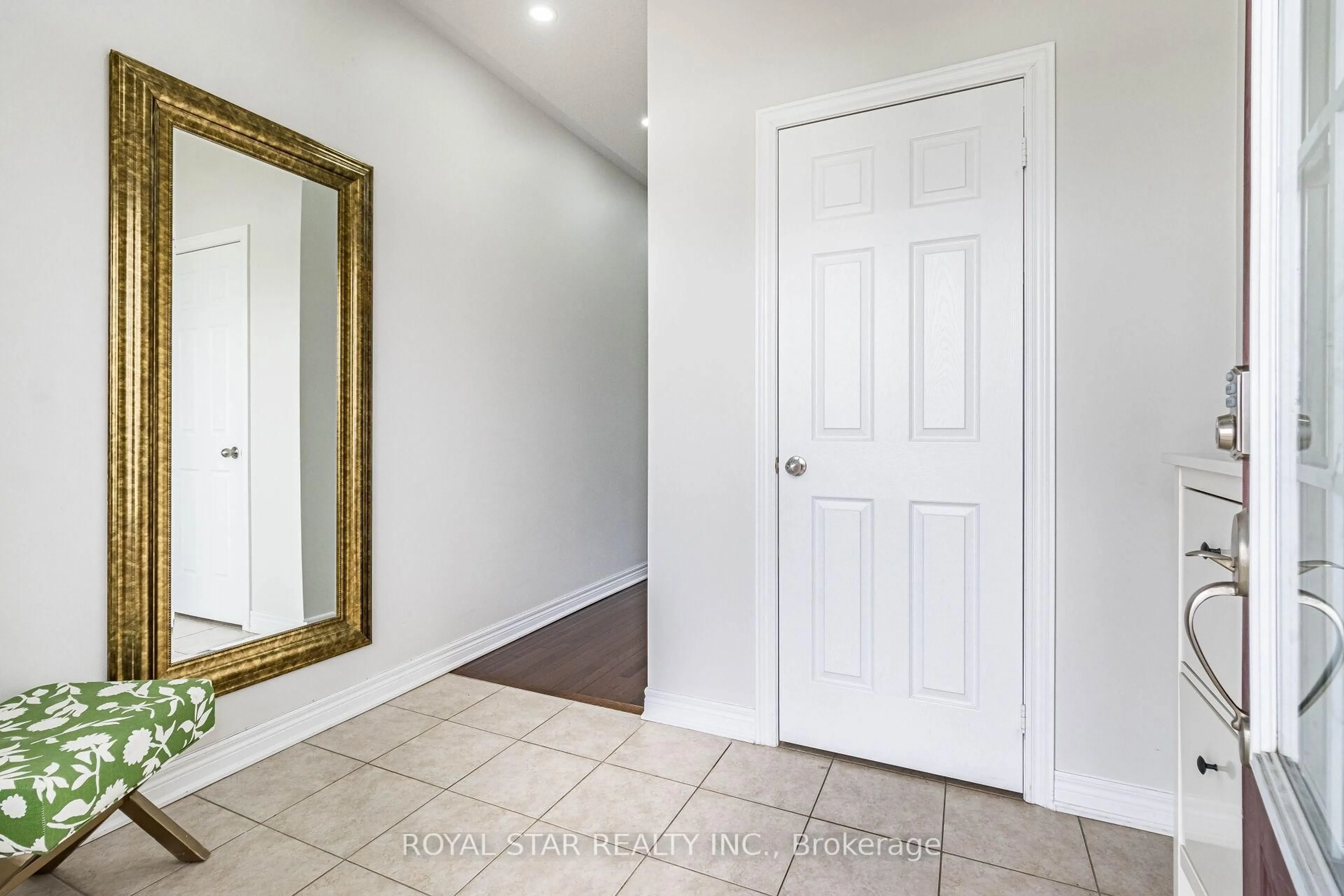 Indoor entryway for 71 Relton Circ, Brampton Ontario L6P 4A7