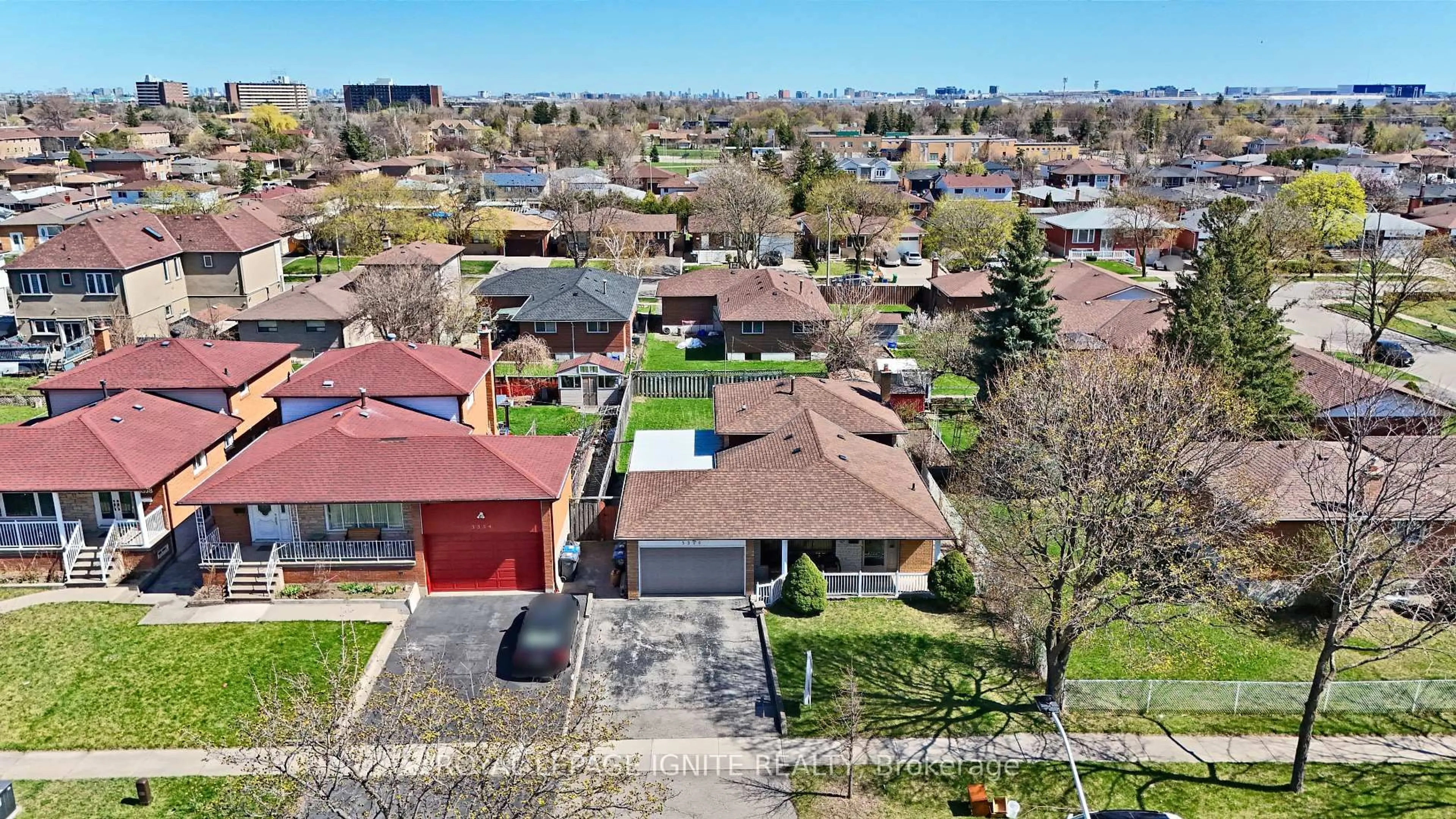 A pic from outside/outdoor area/front of a property/back of a property/a pic from drone, street for 3350 Lehigh Cres, Mississauga Ontario L4T 1W8