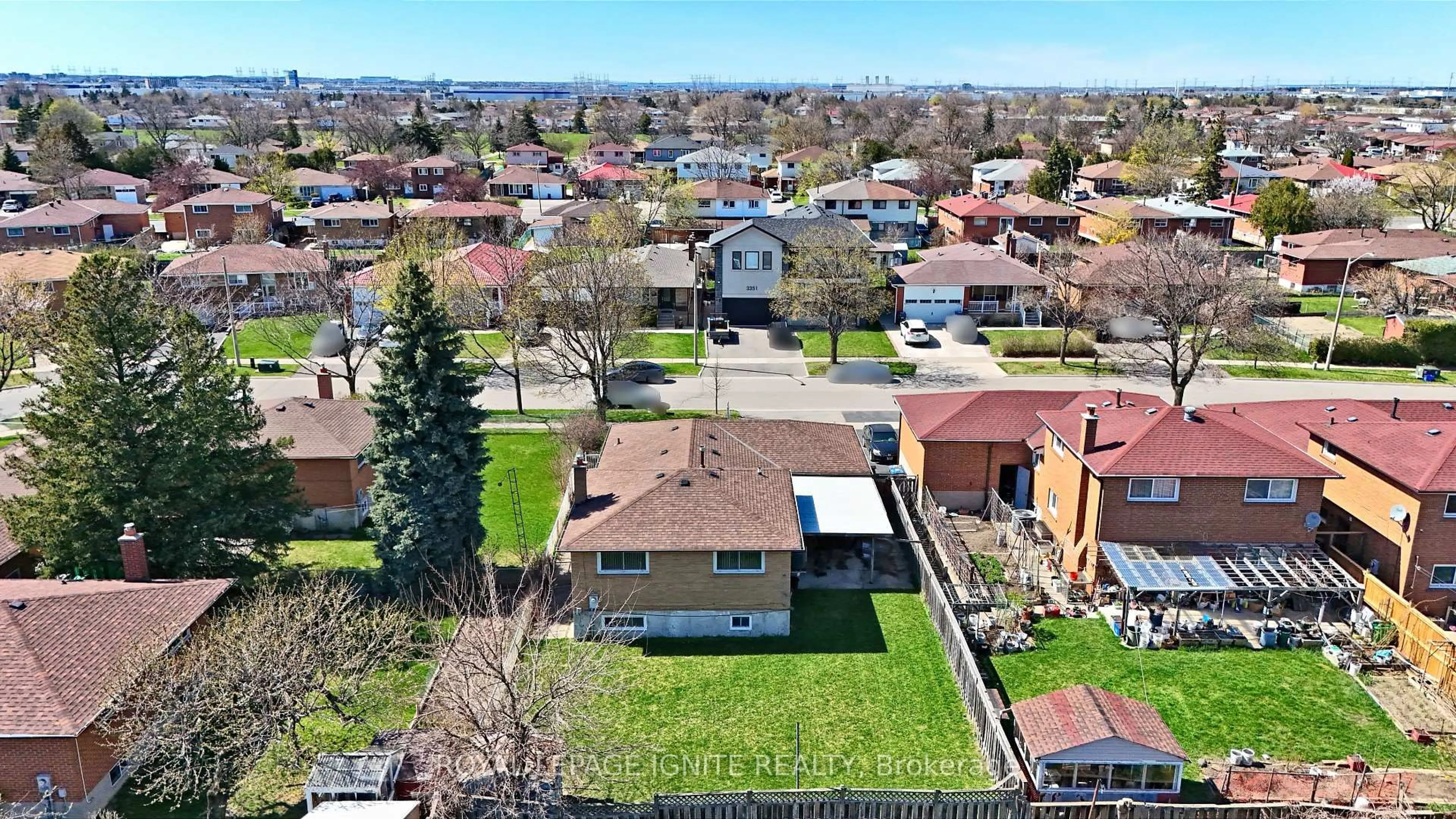 A pic from outside/outdoor area/front of a property/back of a property/a pic from drone, street for 3350 Lehigh Cres, Mississauga Ontario L4T 1W8