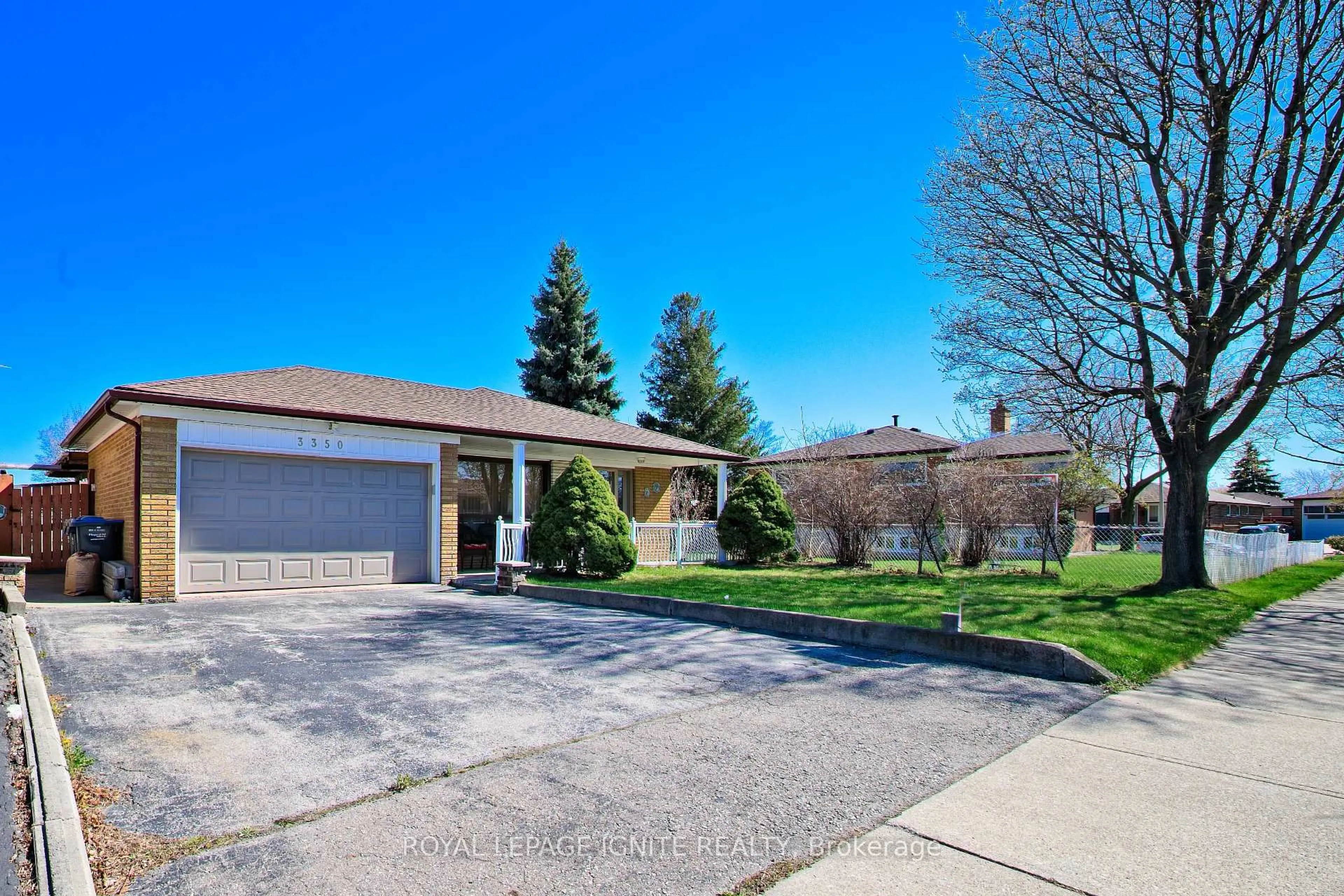 A pic from outside/outdoor area/front of a property/back of a property/a pic from drone, street for 3350 Lehigh Cres, Mississauga Ontario L4T 1W8
