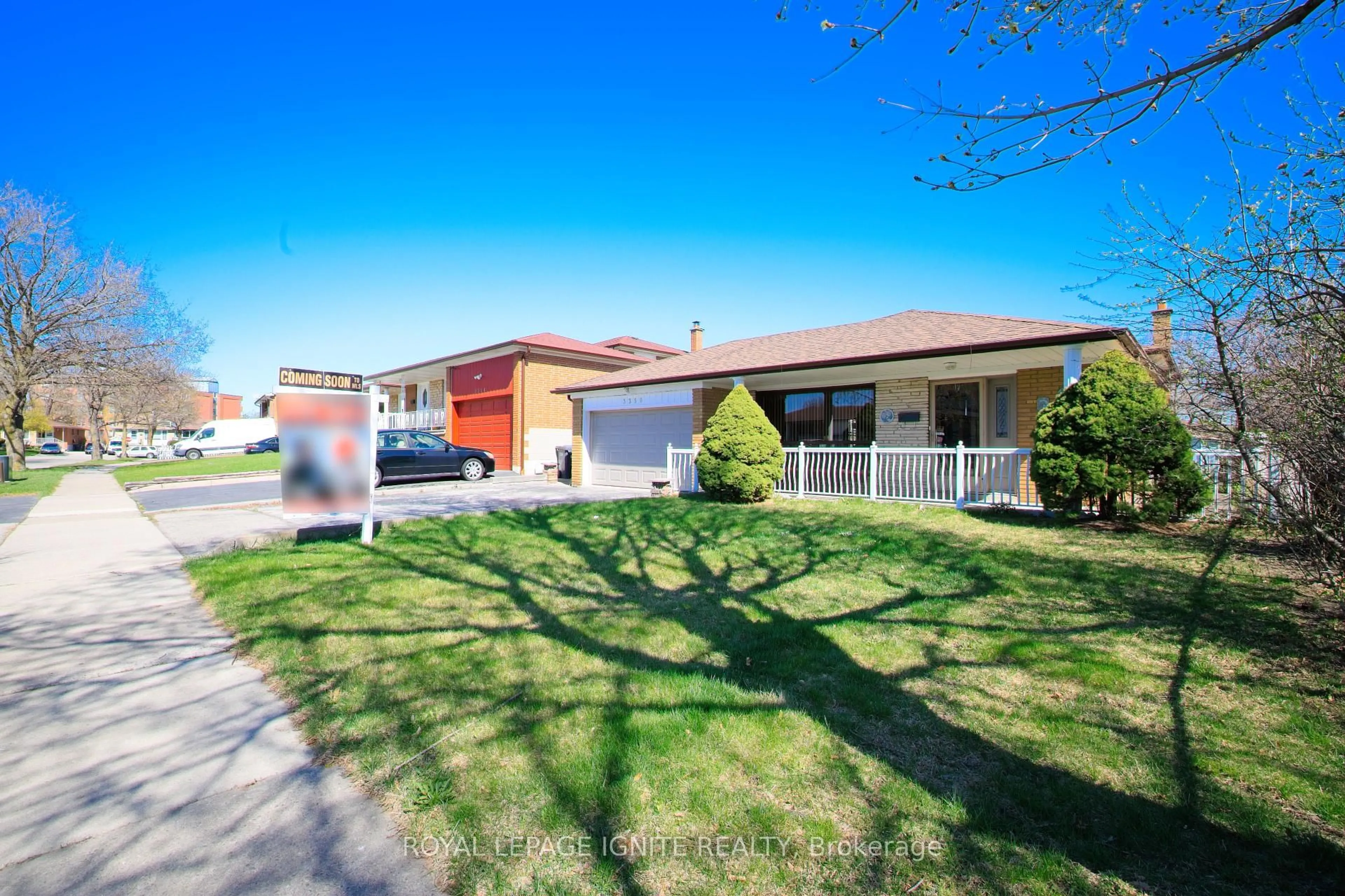 A pic from outside/outdoor area/front of a property/back of a property/a pic from drone, street for 3350 Lehigh Cres, Mississauga Ontario L4T 1W8