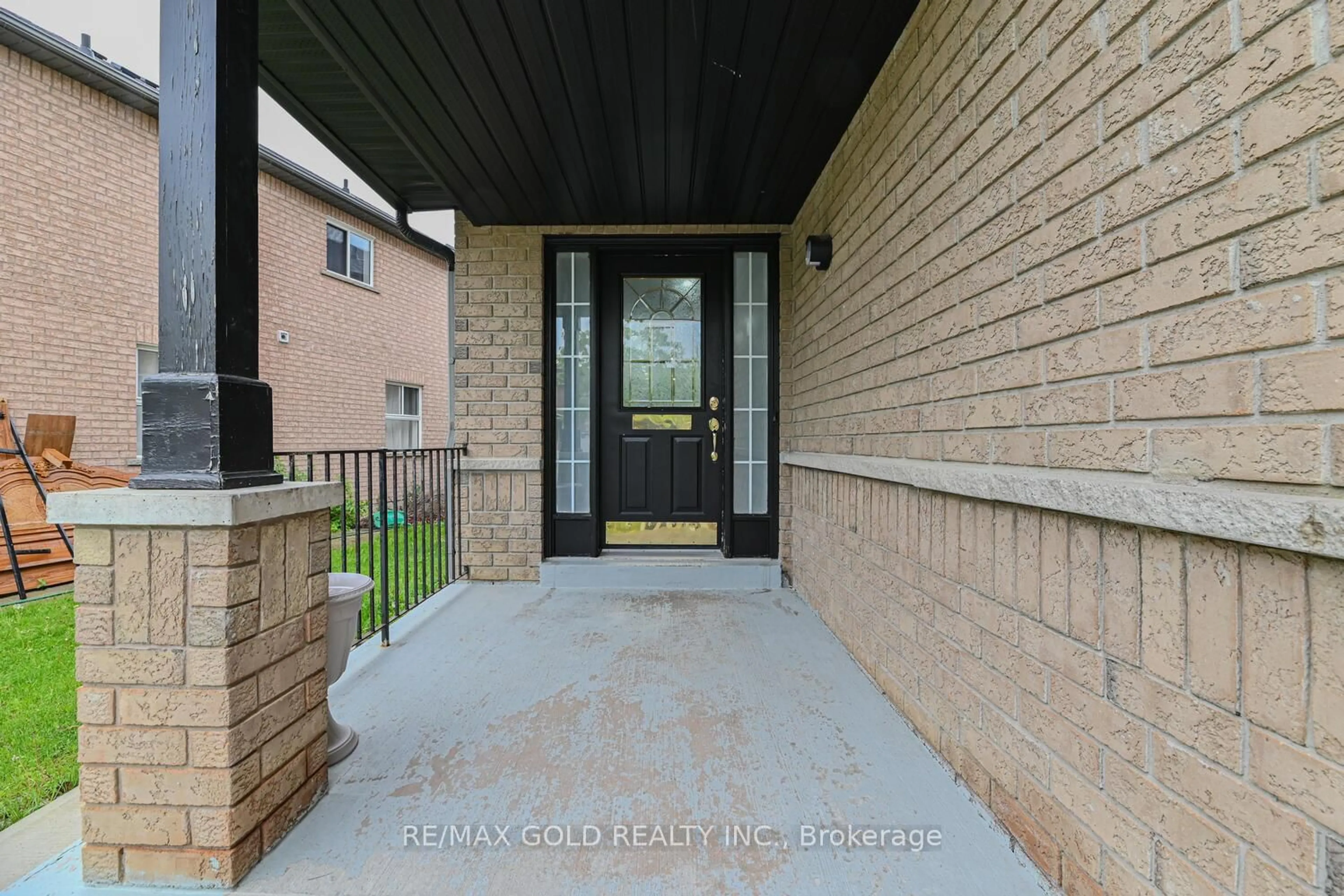 Indoor entryway for 9 Fairlawn Blvd, Brampton Ontario L6P 1B6