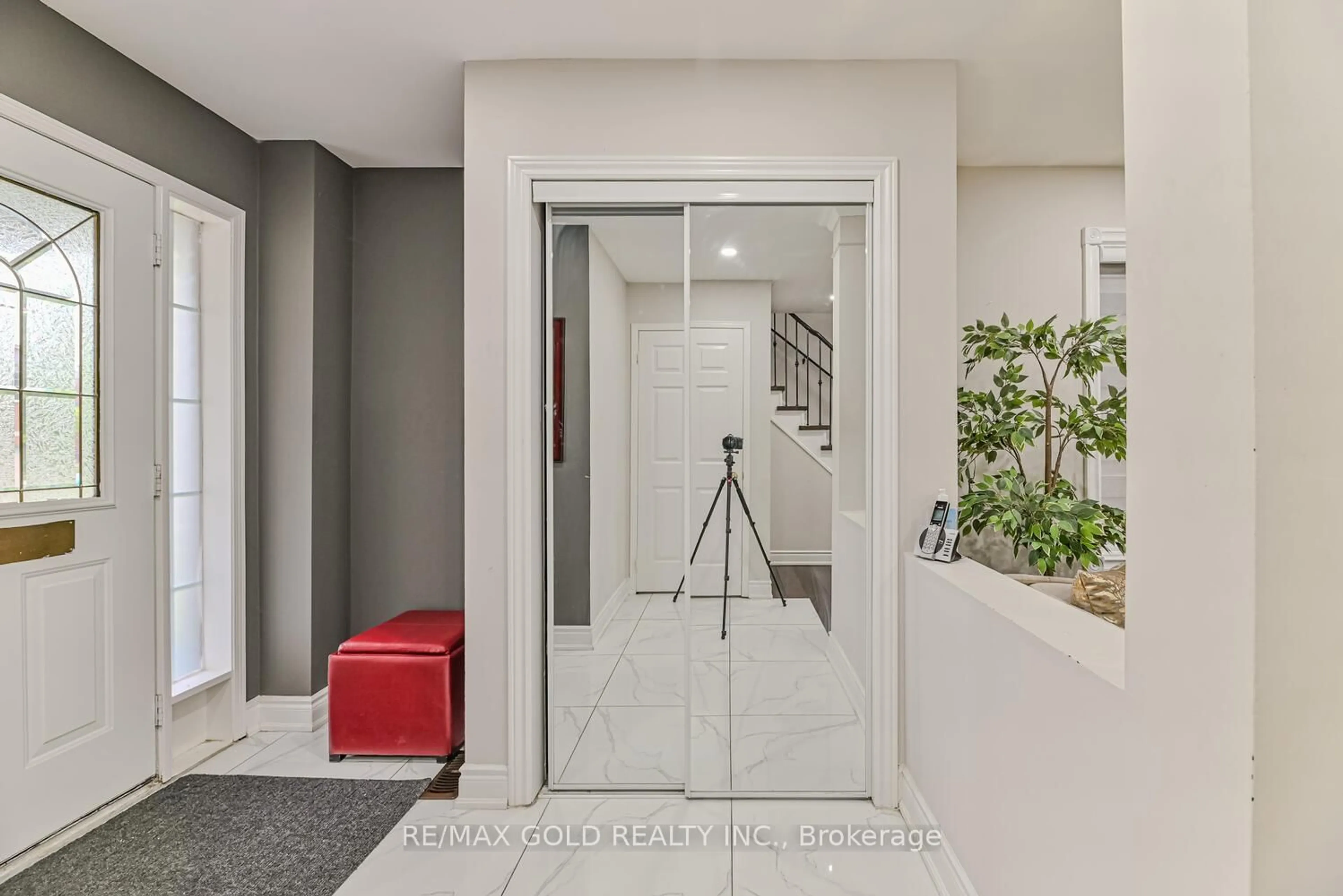 Indoor entryway for 9 Fairlawn Blvd, Brampton Ontario L6P 1B6