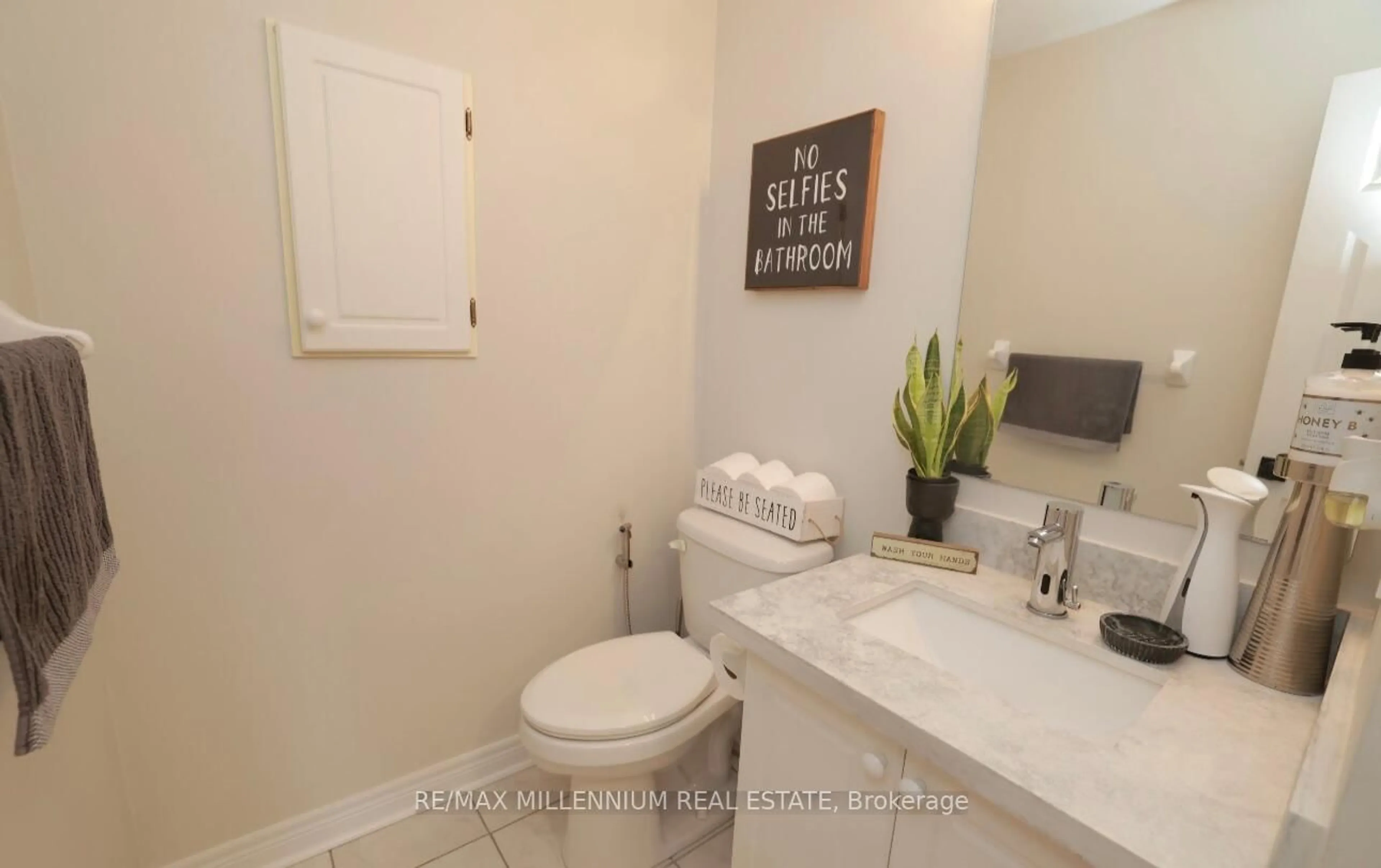 Standard bathroom, ceramic/tile floor for 695 Poplar Rd, Milton Ontario L9T 5W9