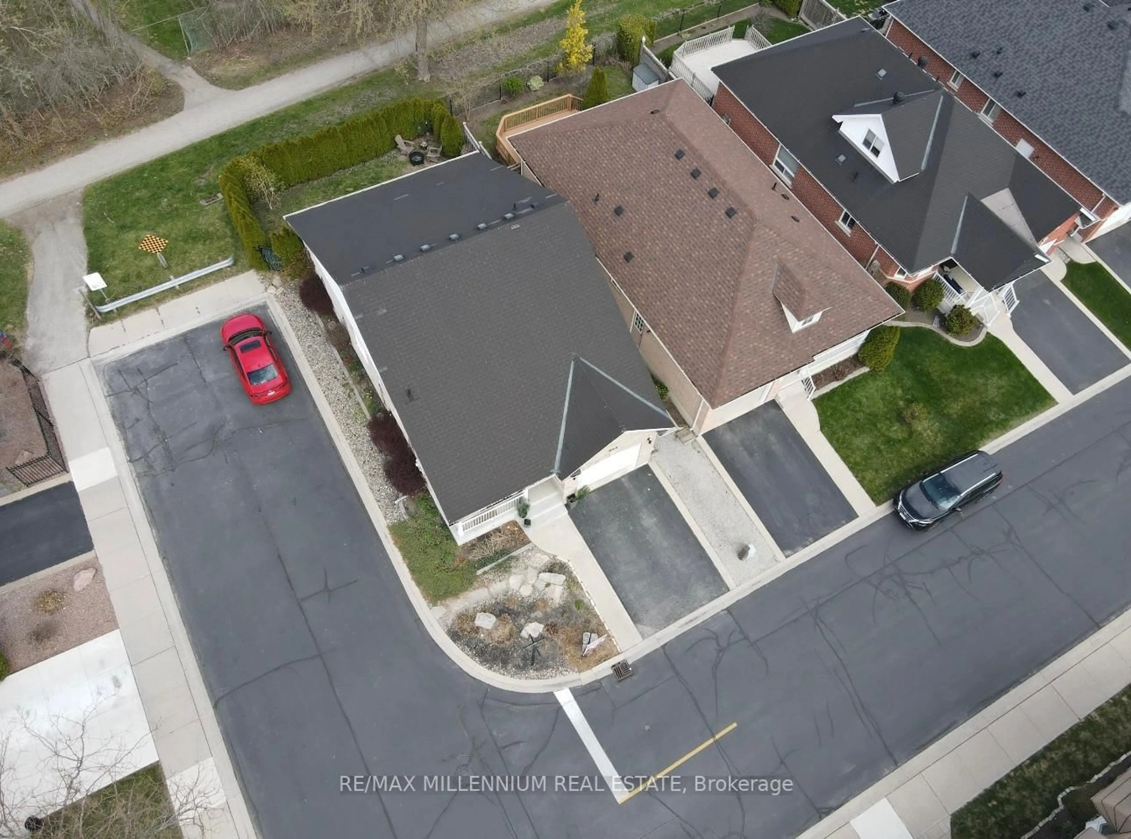 A pic from outside/outdoor area/front of a property/back of a property/a pic from drone, street for 695 Poplar Rd, Milton Ontario L9T 5W9