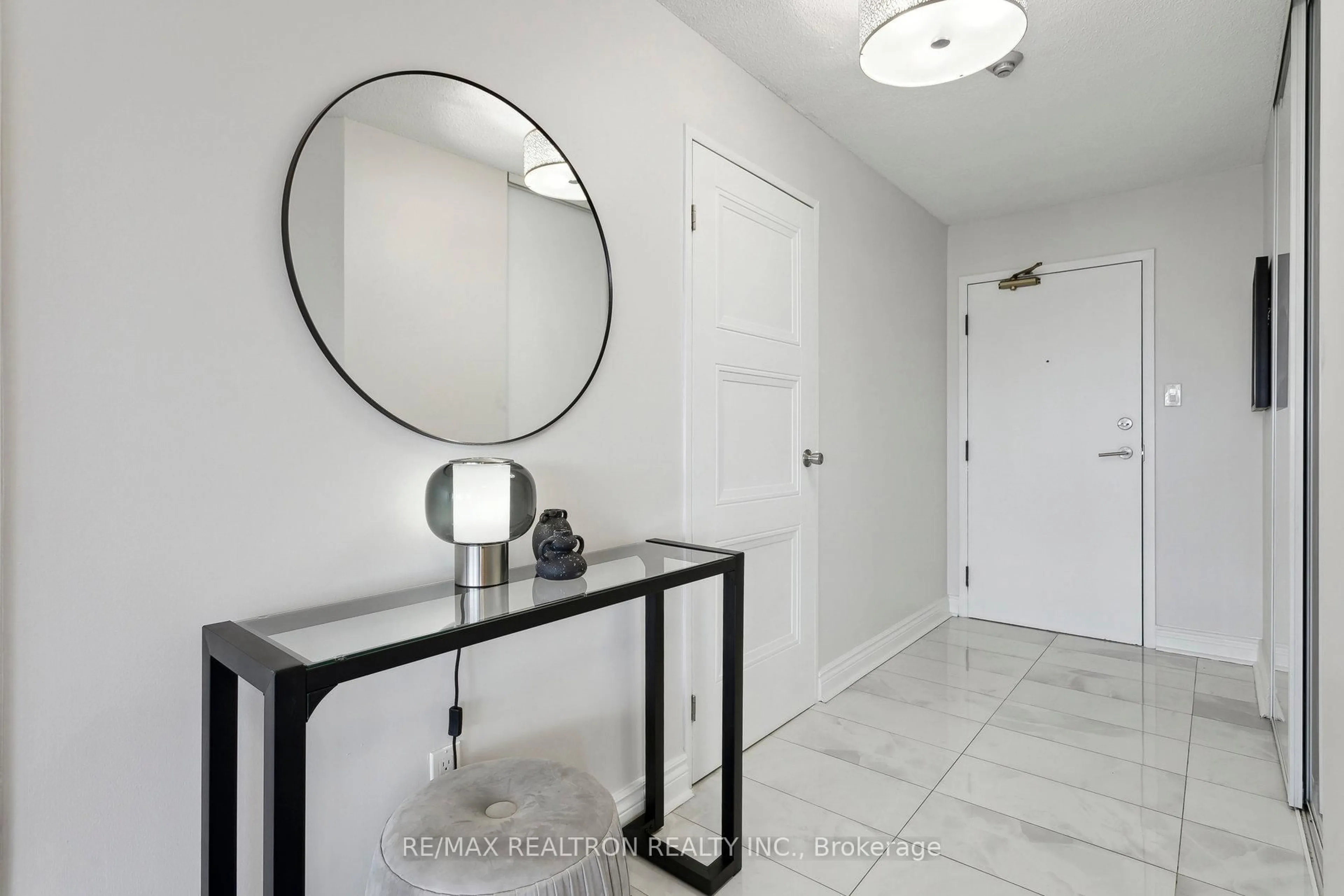 Indoor entryway for 5 Rowntree Rd #1017, Toronto Ontario M9V 5G9