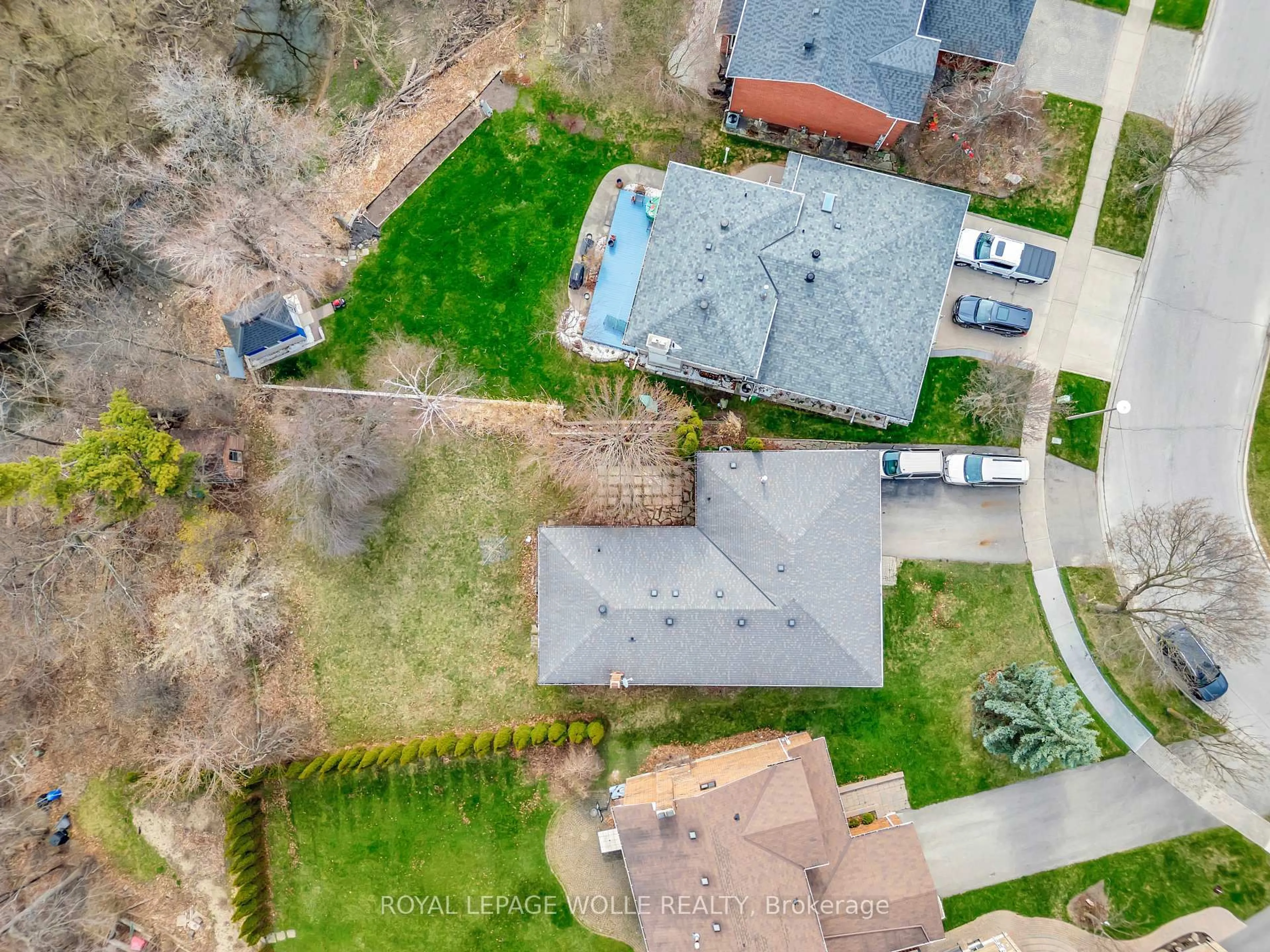 A pic from outside/outdoor area/front of a property/back of a property/a pic from drone, street for 43 Curtis Dr, Brampton Ontario L6Y 2J6