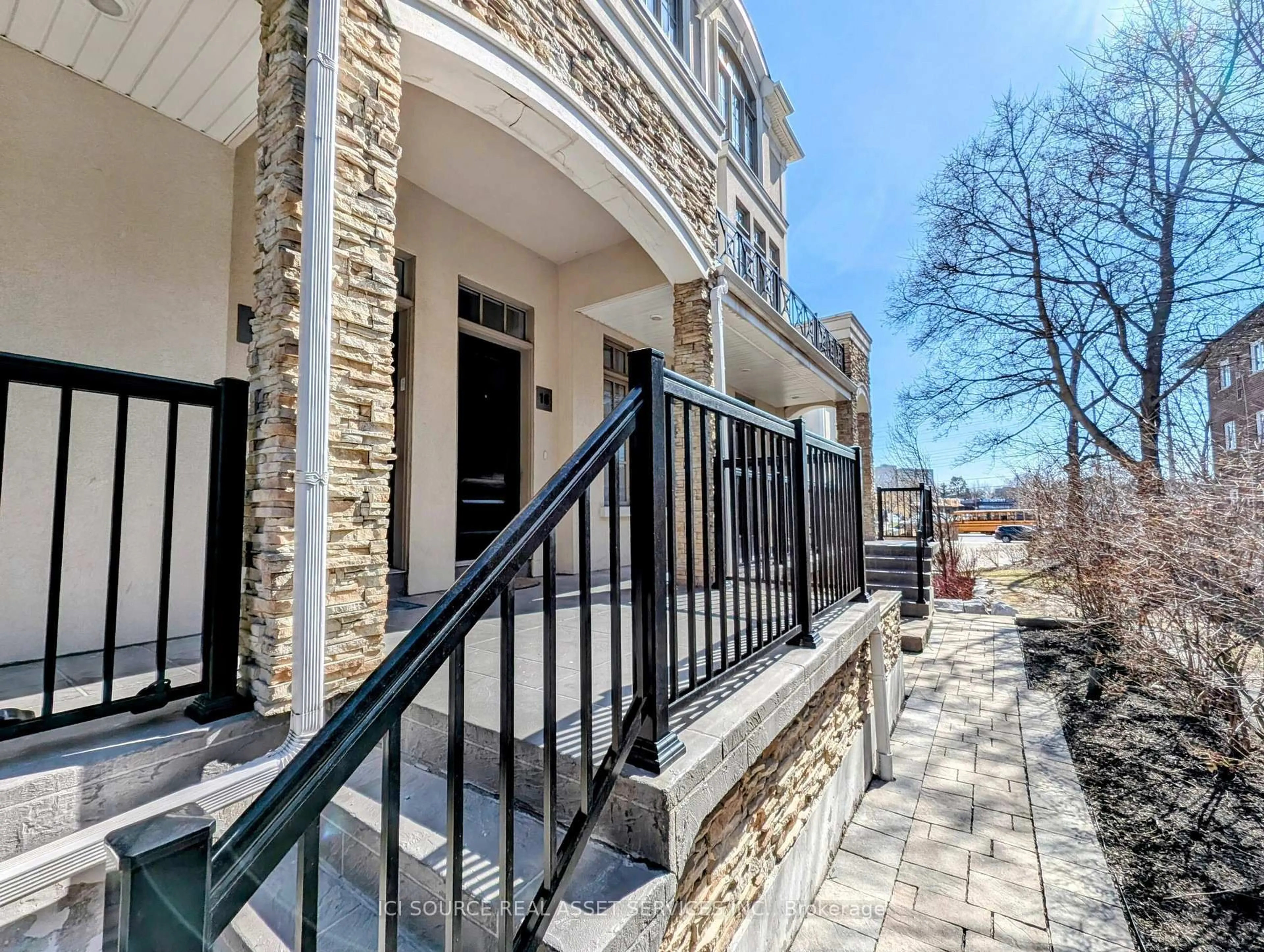 Patio, street for 3077 Cawthra Rd #16, Mississauga Ontario L5A 2X4