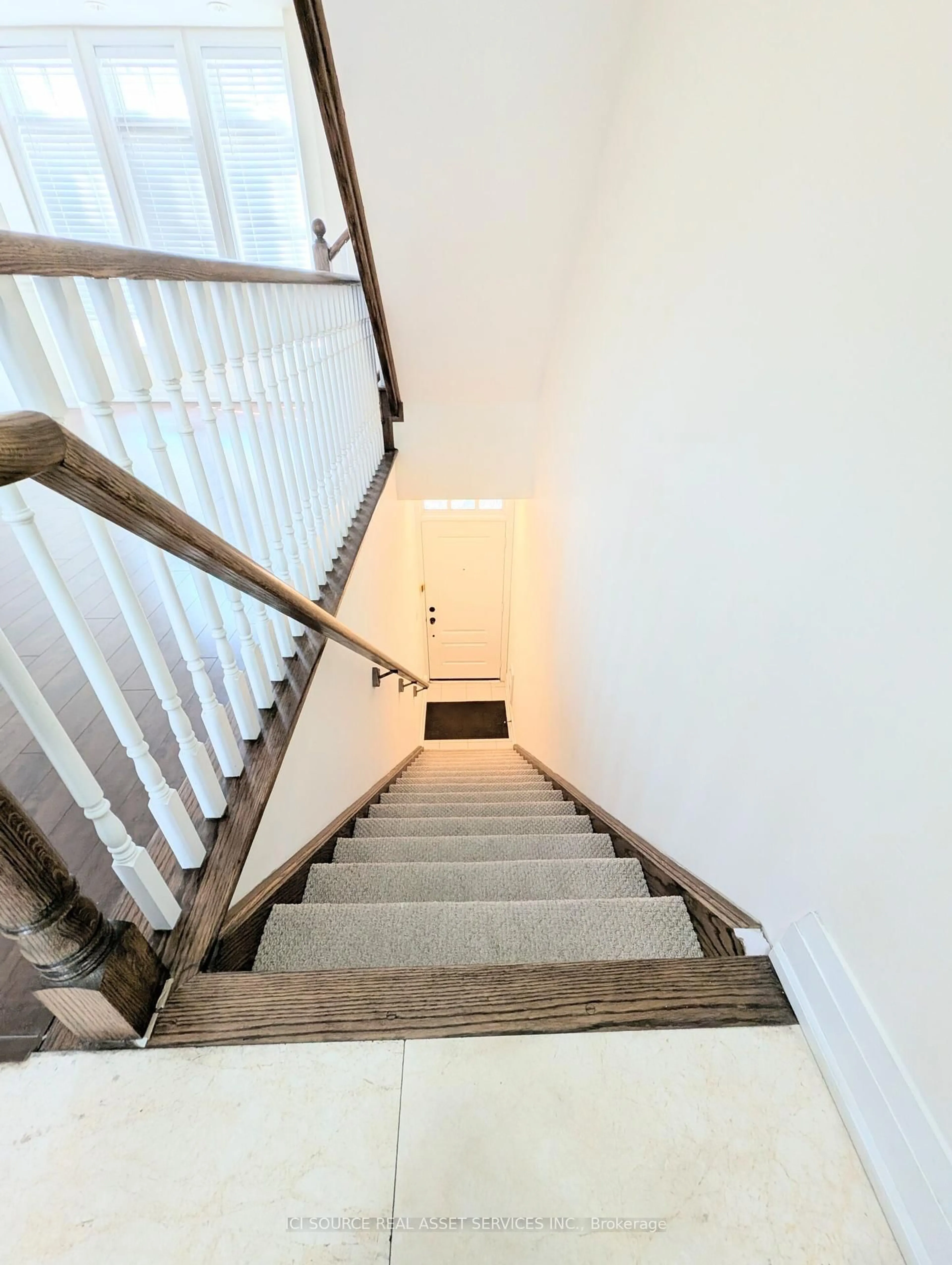 Stairs for 3077 Cawthra Rd #16, Mississauga Ontario L5A 2X4