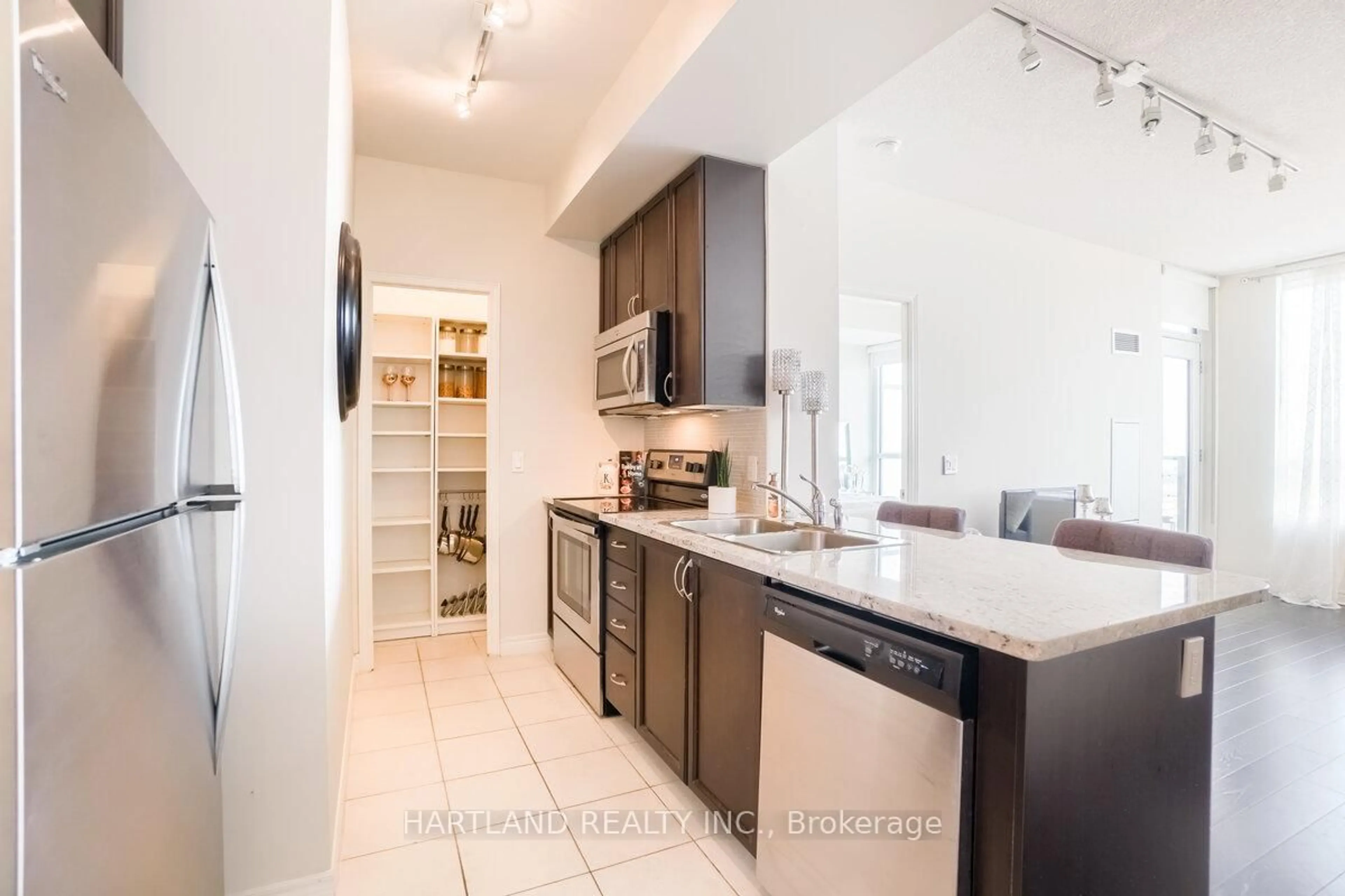 Open concept kitchen, ceramic/tile floor for 339 Rathburn Rd #1901, Mississauga Ontario L5B 0K6