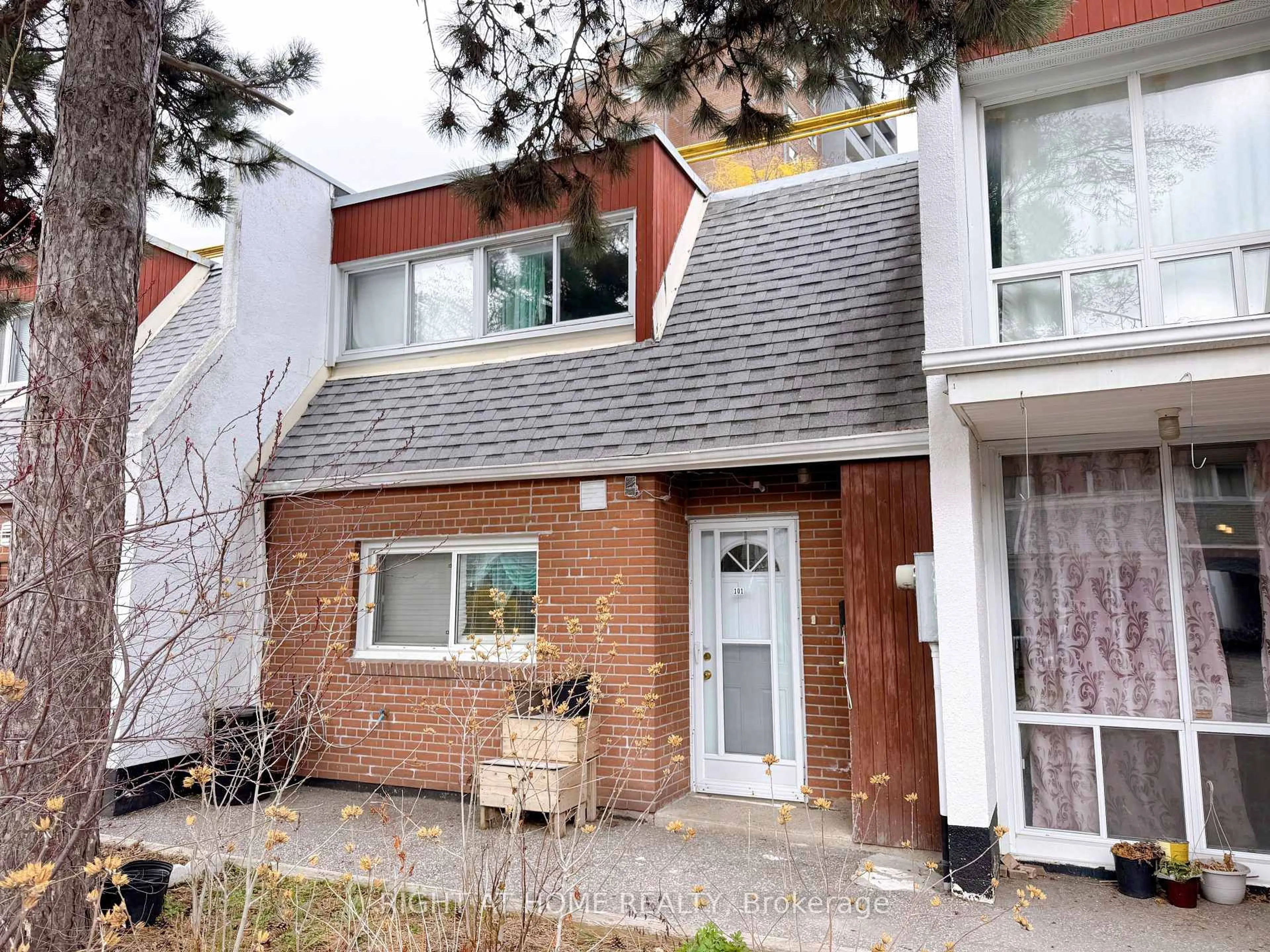 Home with brick exterior material, street for 2901 Jane St #101, Toronto Ontario M3N 2J8