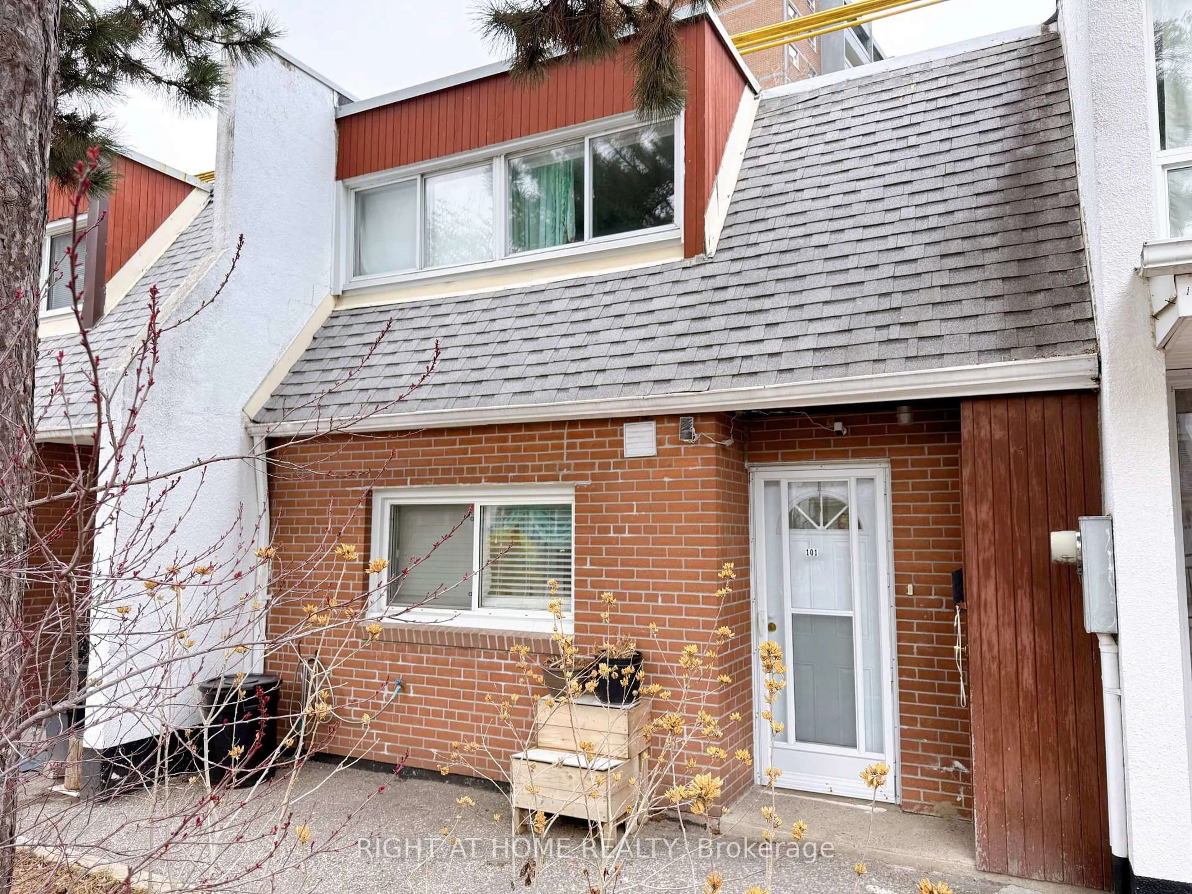 Home with brick exterior material, street for 2901 Jane St #101, Toronto Ontario M3N 2J8