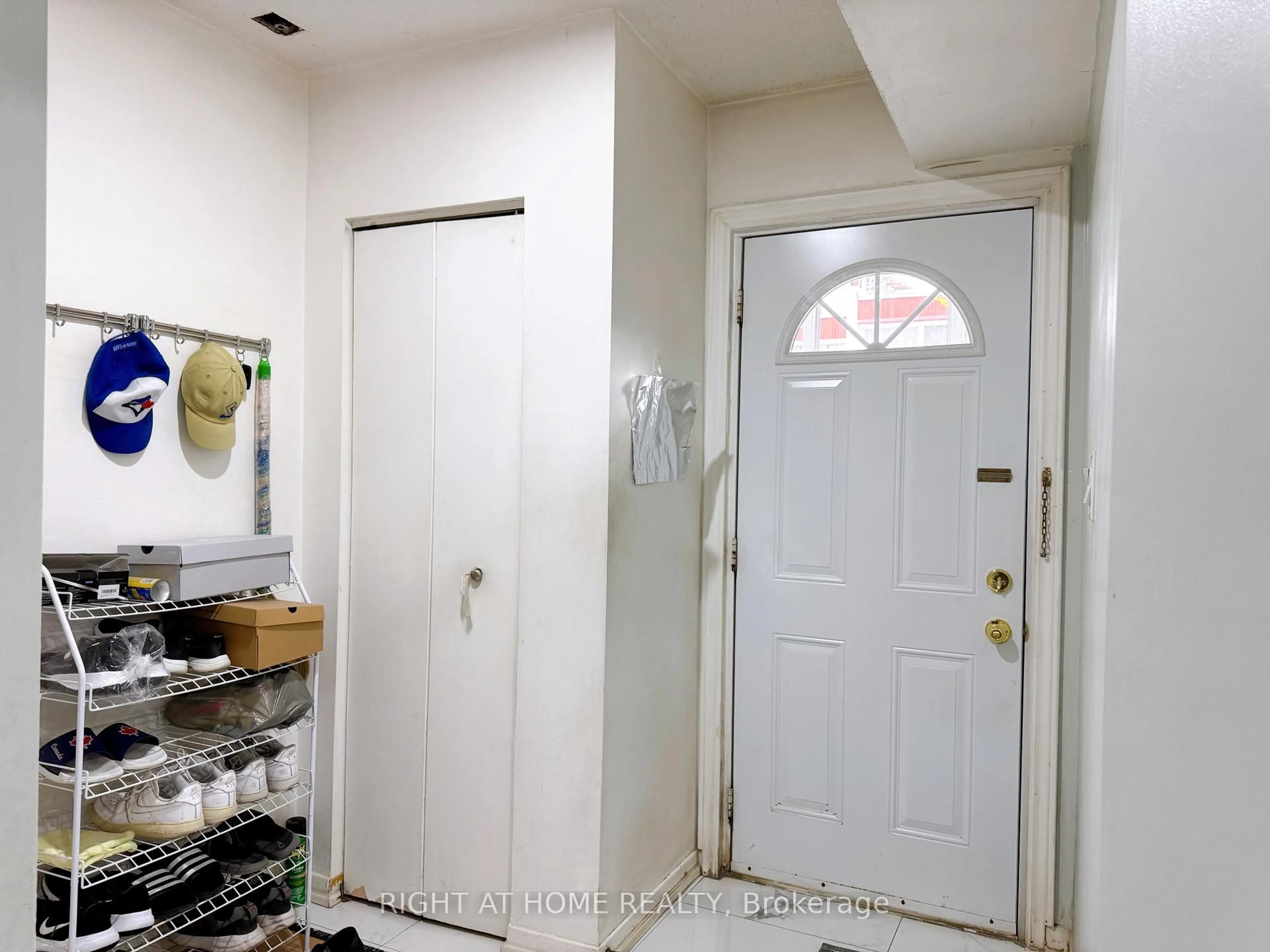 Indoor entryway for 2901 Jane St #101, Toronto Ontario M3N 2J8