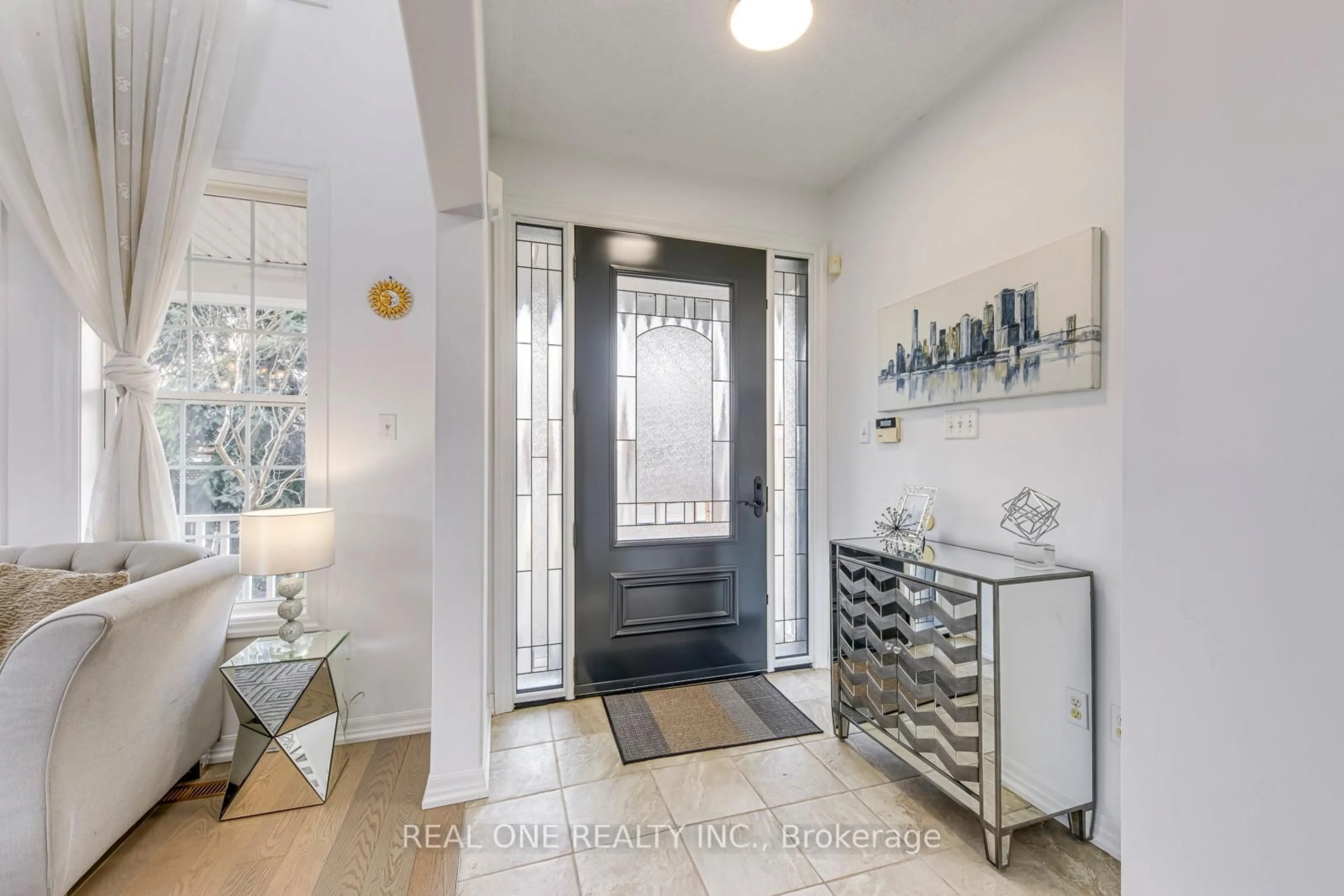 Indoor entryway for 1368 Pine Glen Rd, Oakville Ontario L6M 4B9