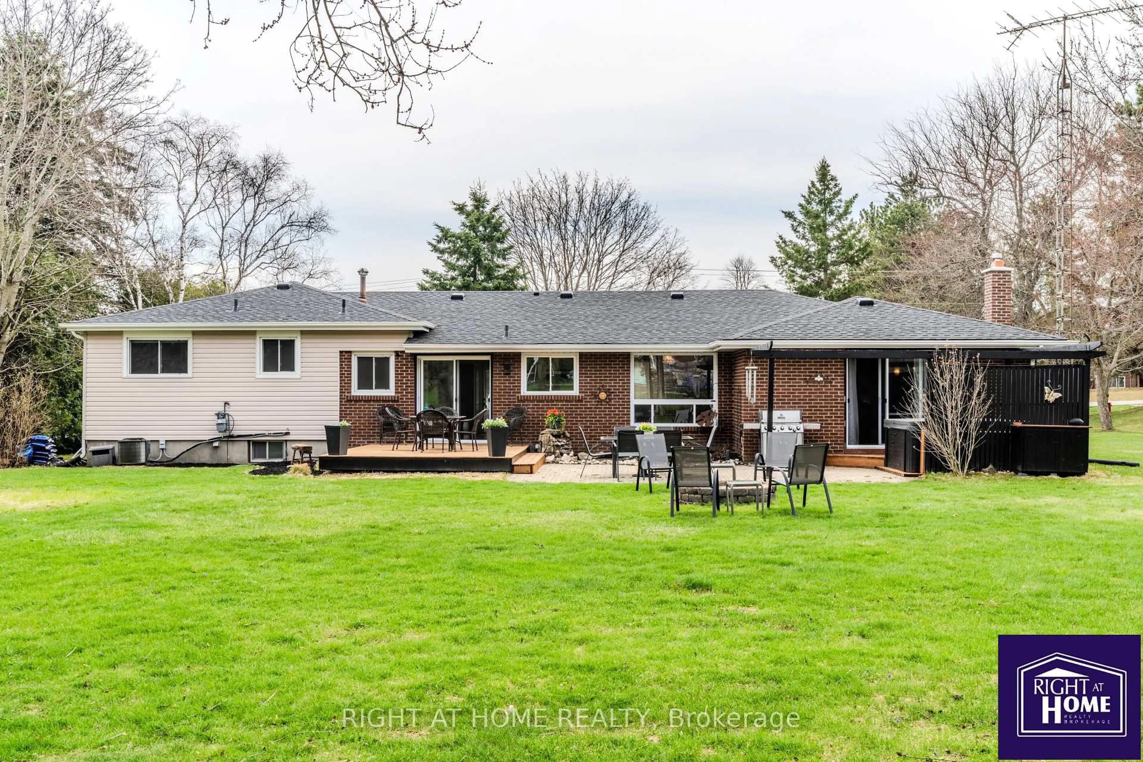 A pic from outside/outdoor area/front of a property/back of a property/a pic from drone, unknown for 1647 Spruce Dr, Caledon Ontario L7K 1B1
