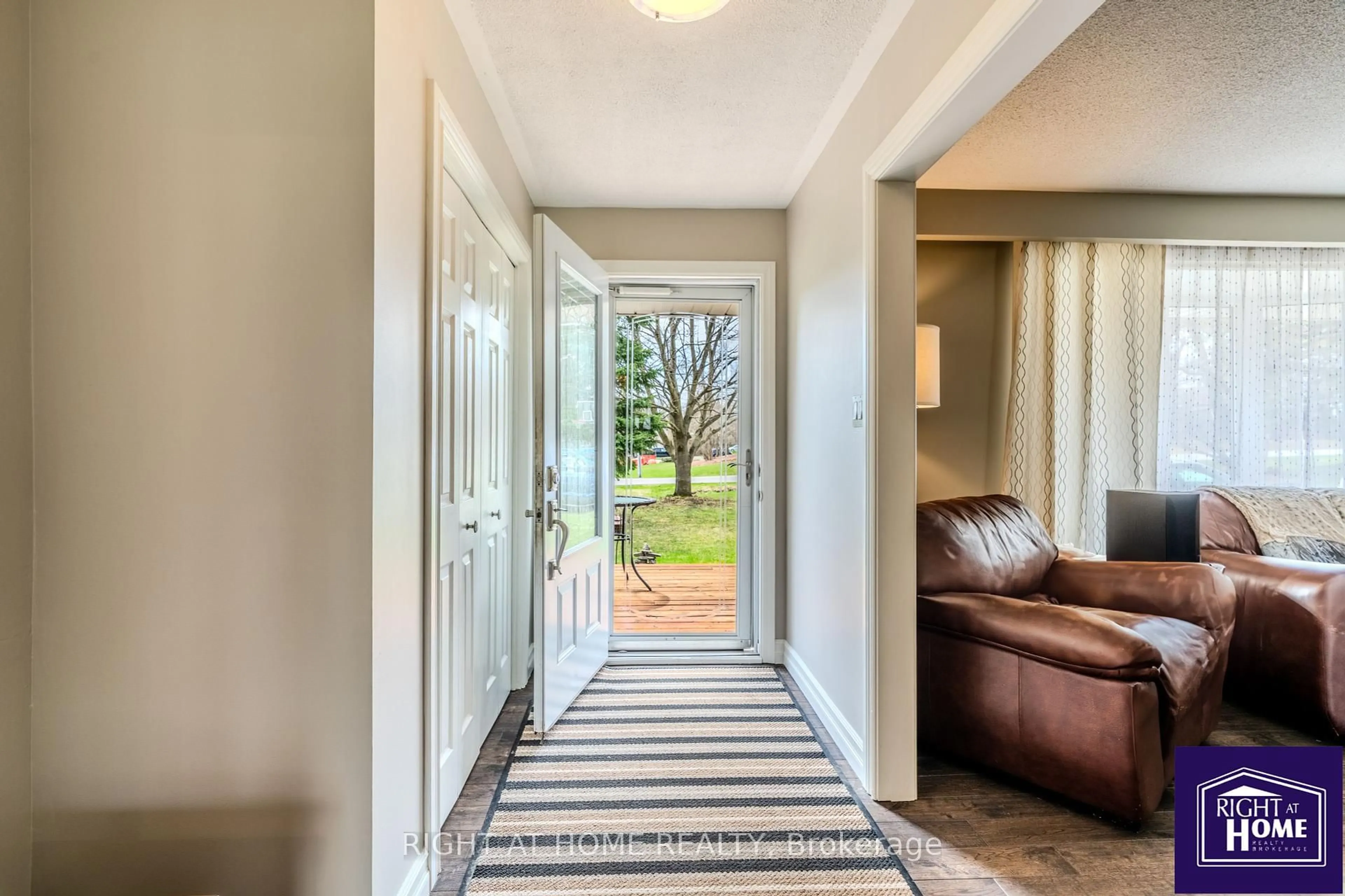 Indoor entryway for 1647 Spruce Dr, Caledon Ontario L7K 1B1