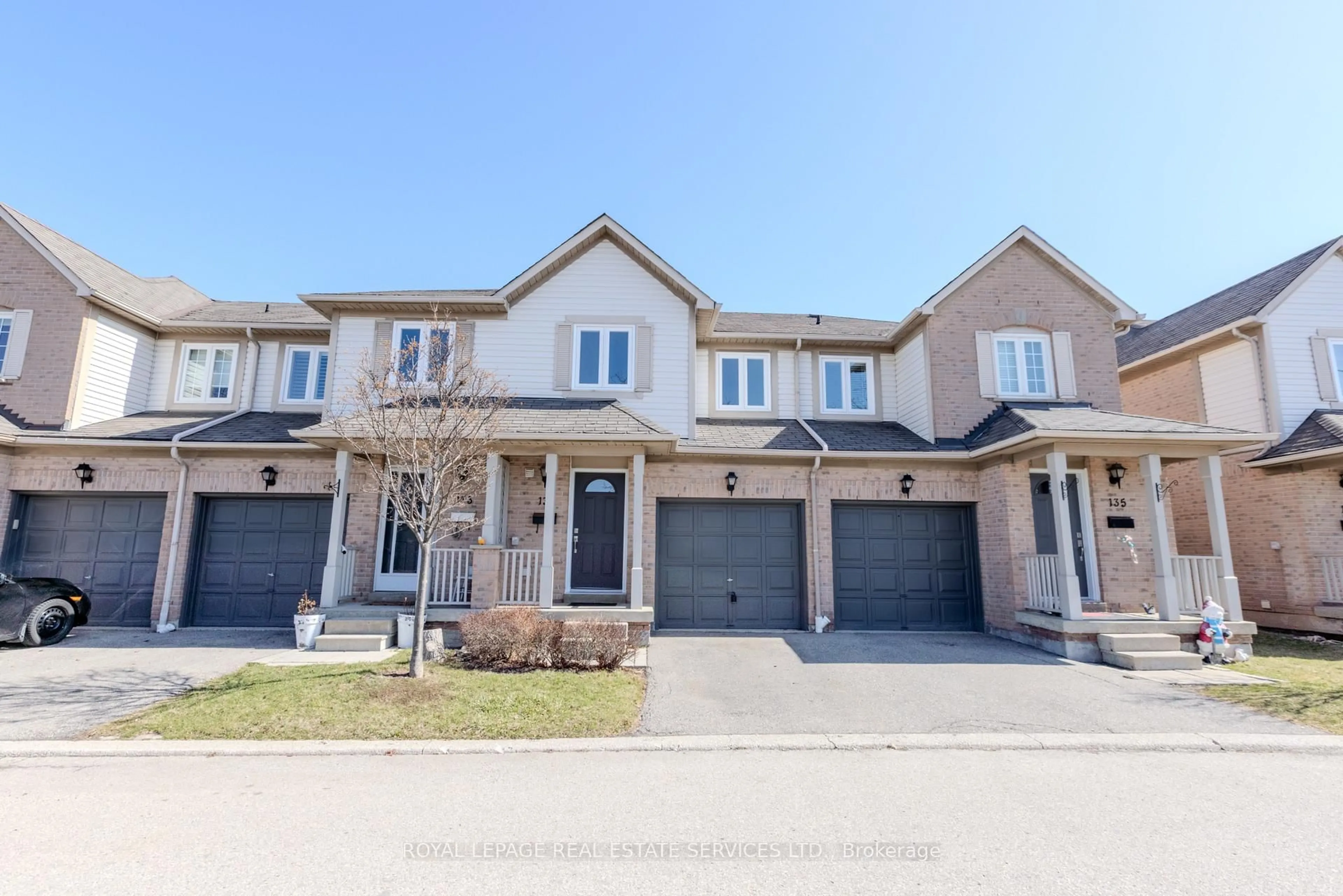 A pic from outside/outdoor area/front of a property/back of a property/a pic from drone, street for 5910 Greensboro Dr #134, Mississauga Ontario L5M 5Z6