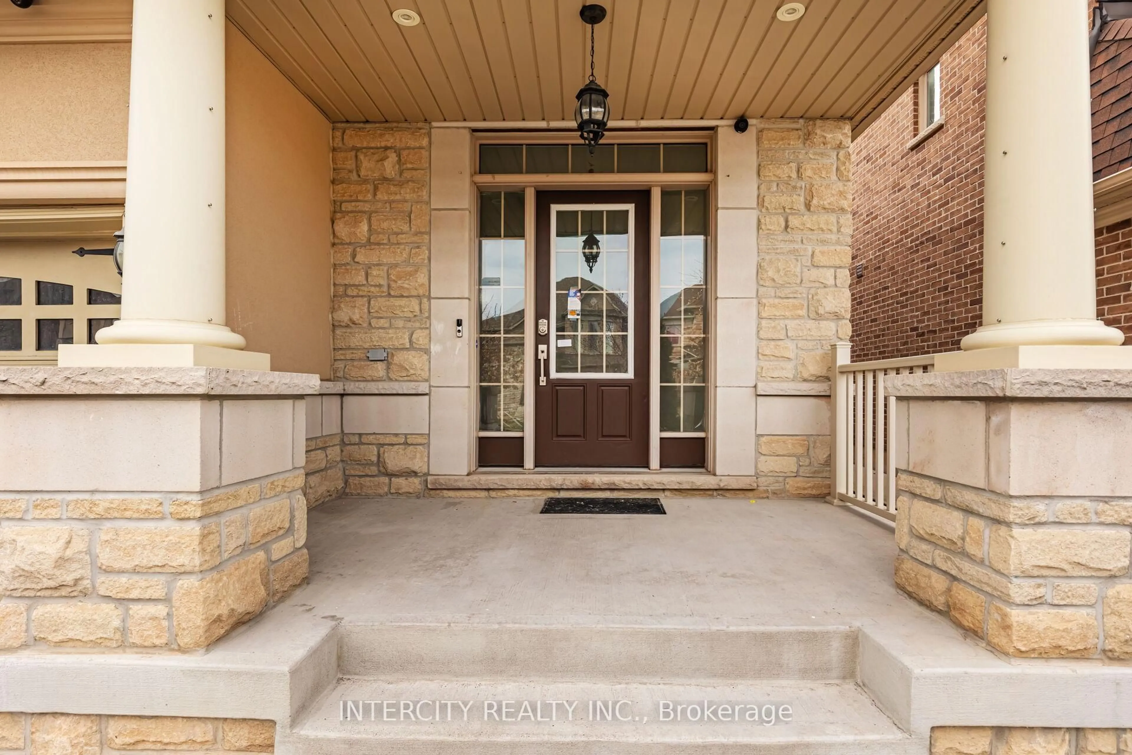 Indoor entryway for 12 Bear Run Rd, Brampton Ontario L6X 2Y9