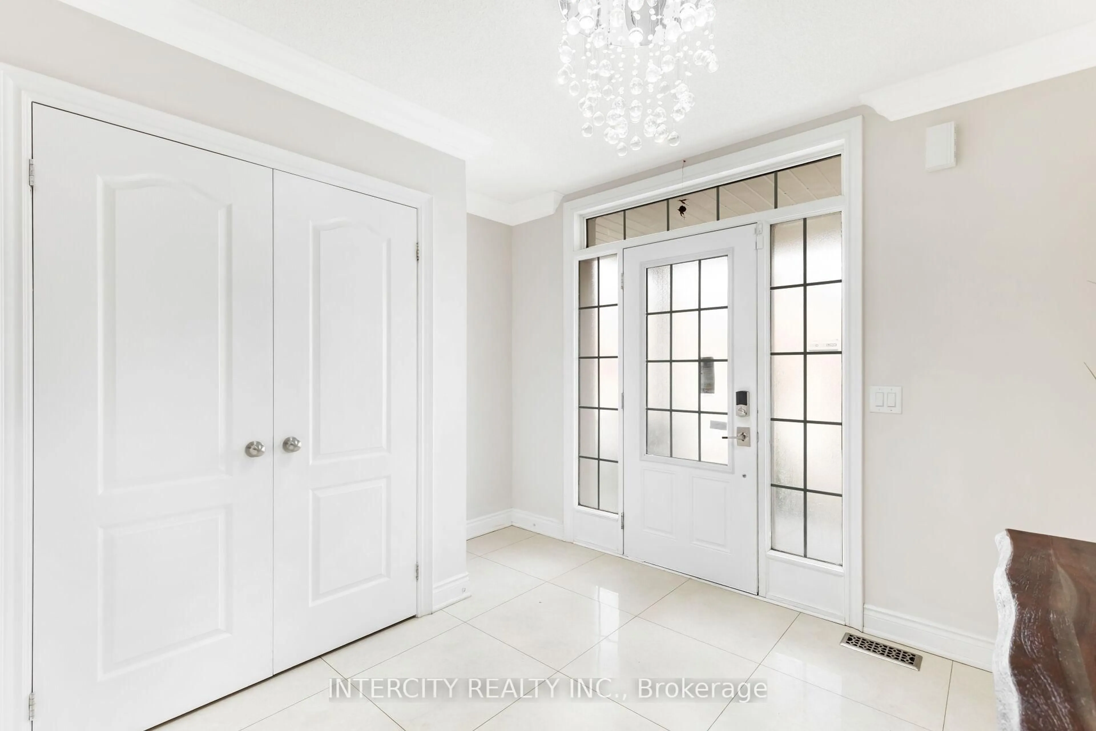 Indoor entryway for 12 Bear Run Rd, Brampton Ontario L6X 2Y9