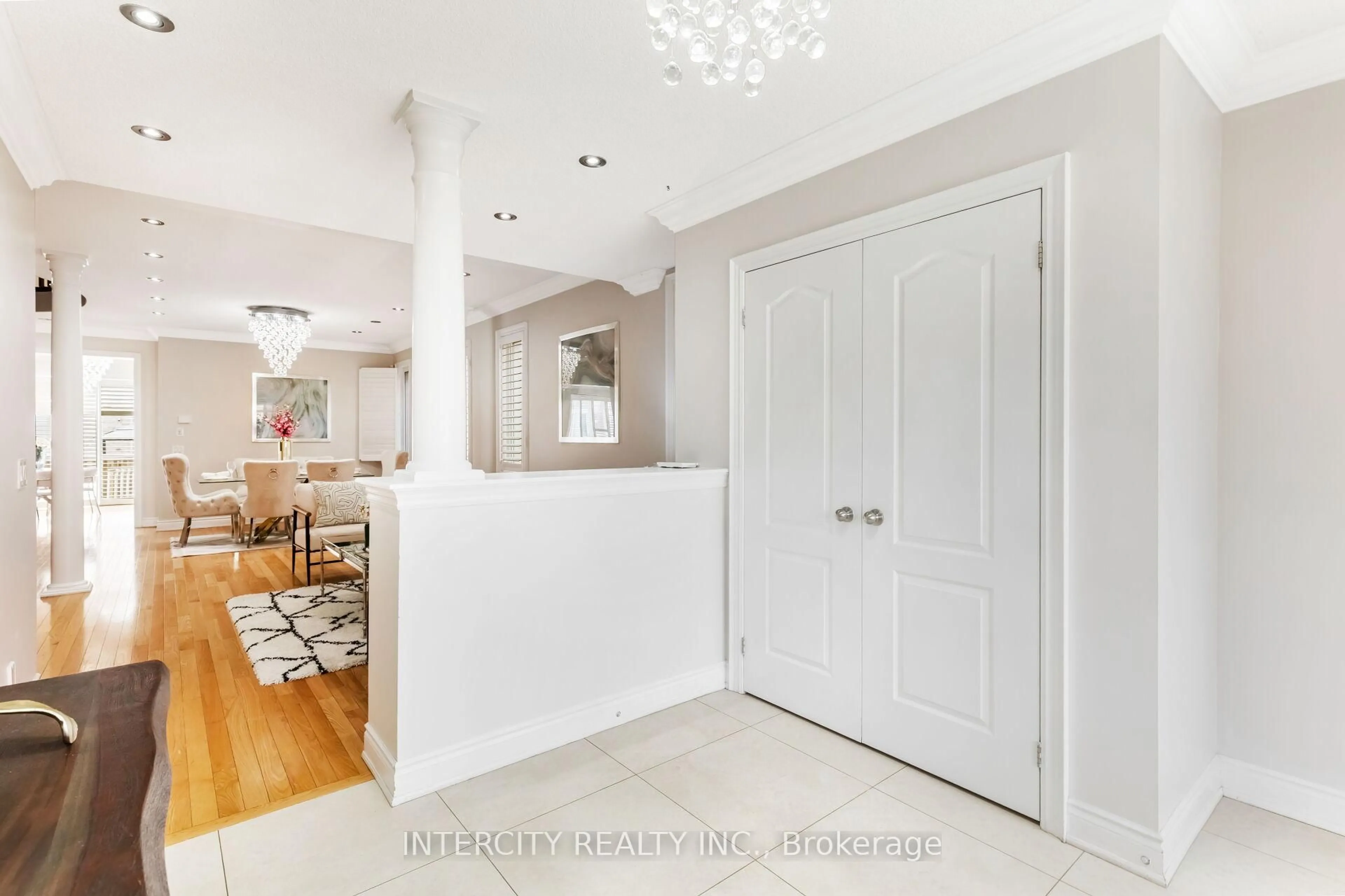 Indoor entryway for 12 Bear Run Rd, Brampton Ontario L6X 2Y9